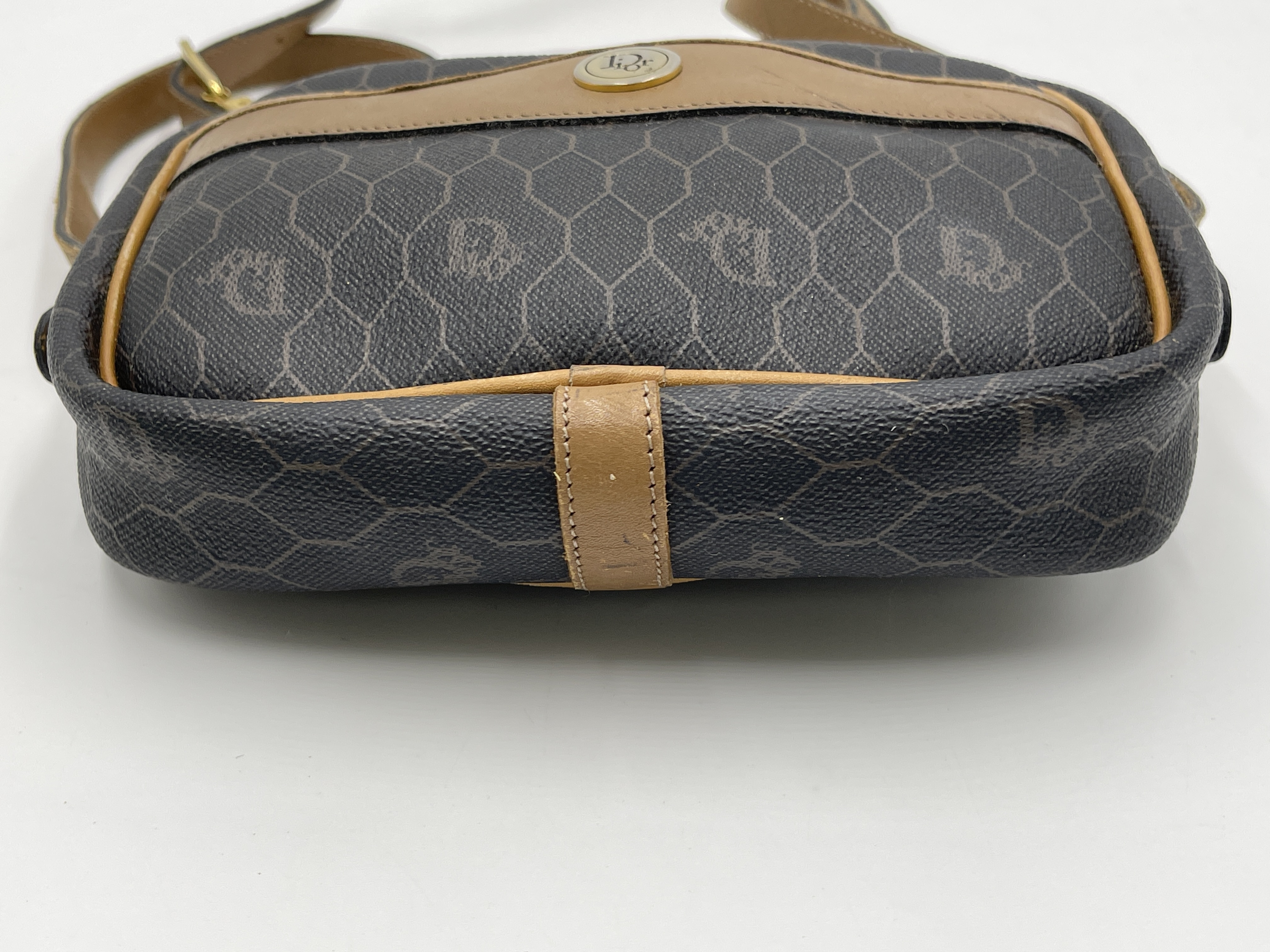 honeycomb pattern PVC shoulder bag — view 4