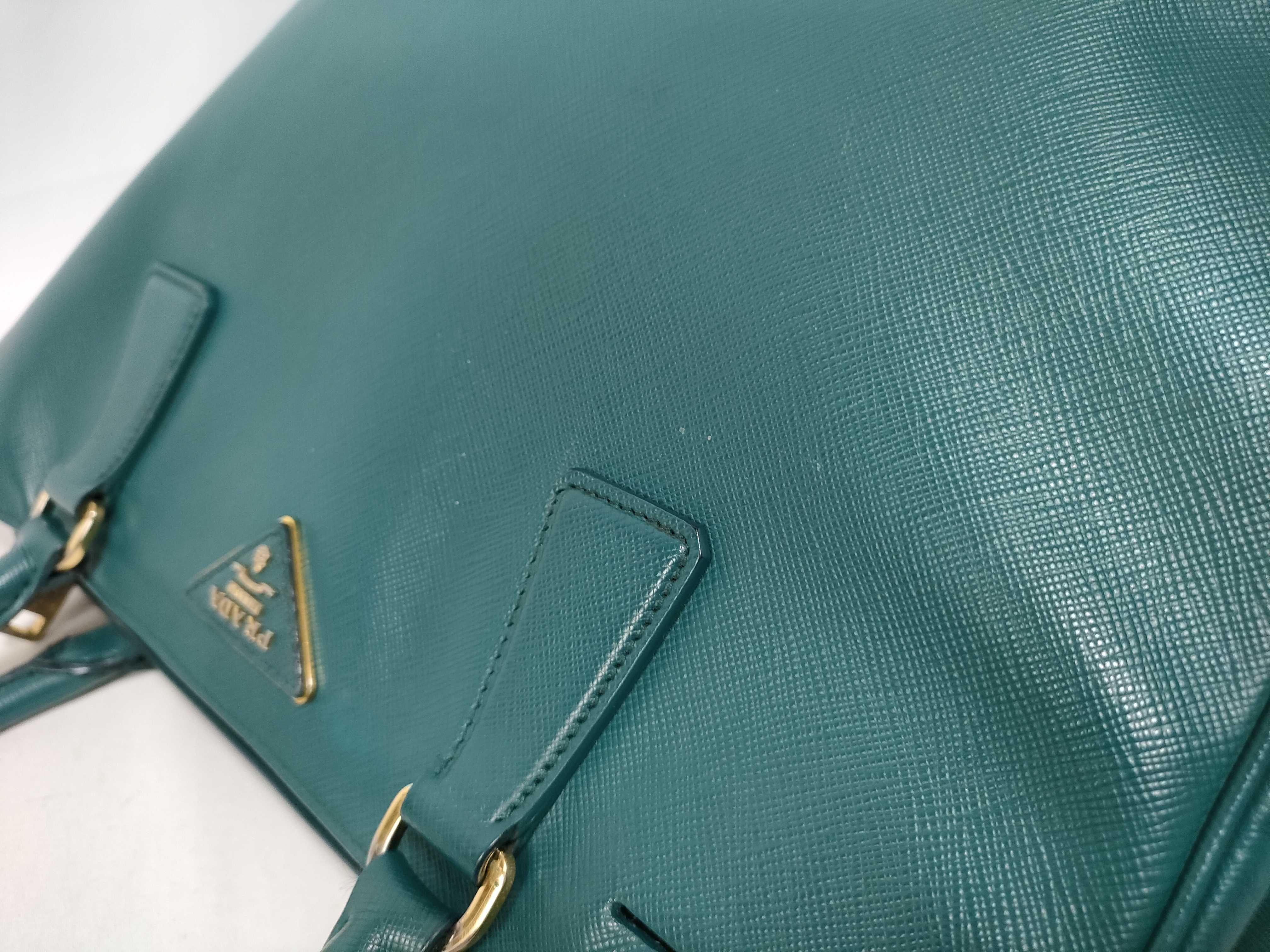 handbag with white tag. — view 11