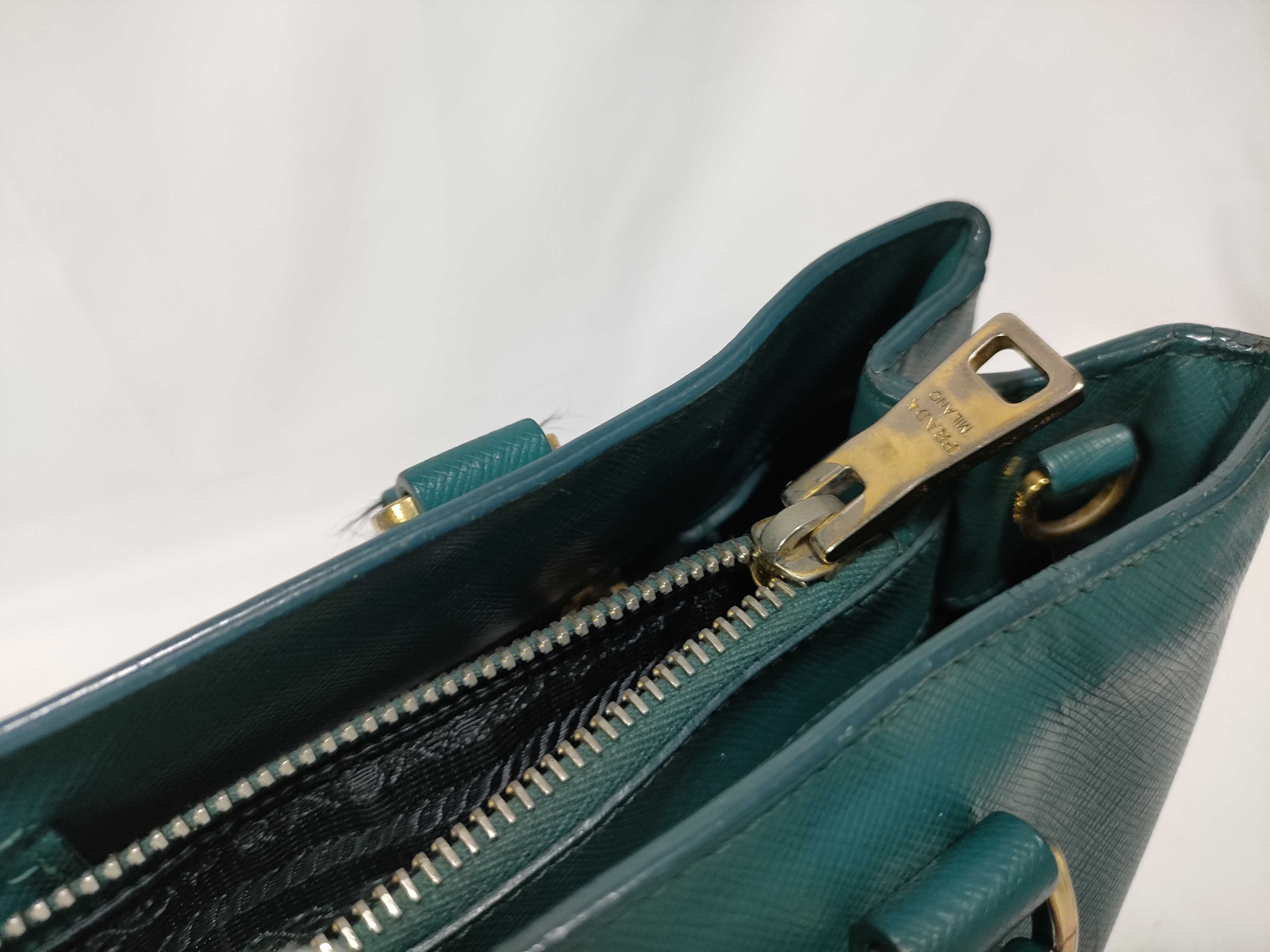 handbag with white tag. — view 12
