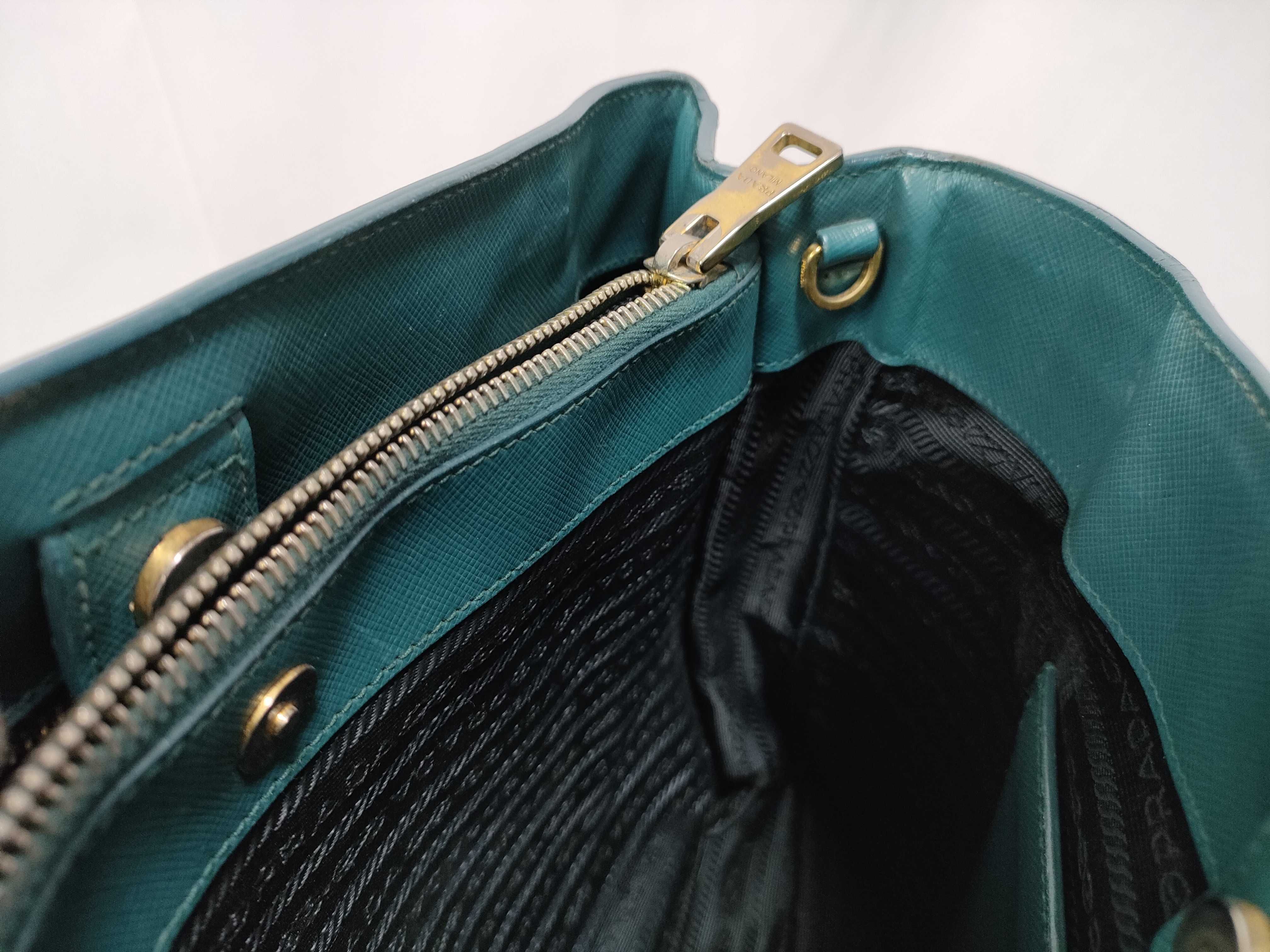 handbag with white tag. — view 13