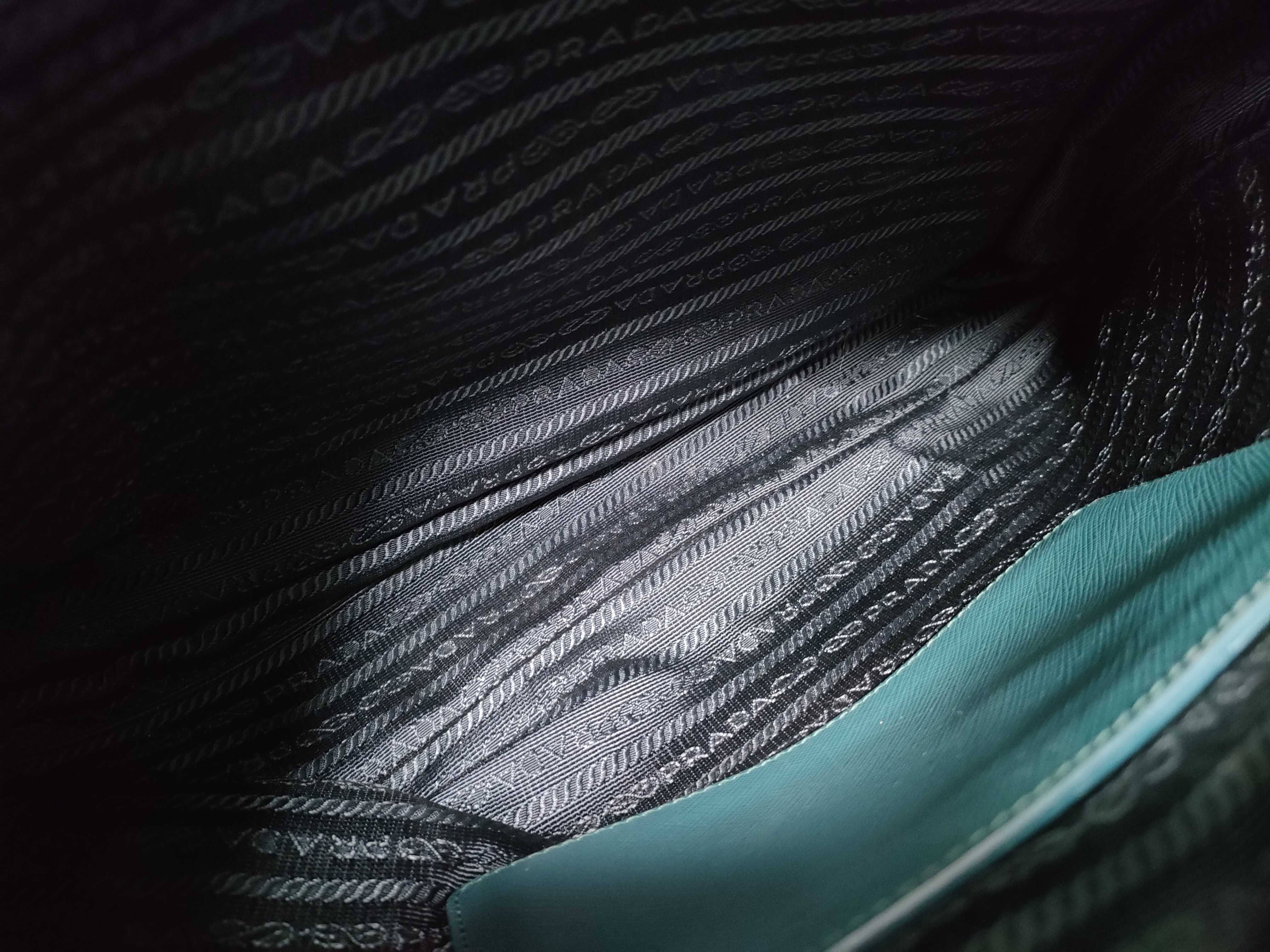 handbag with white tag. — view 14