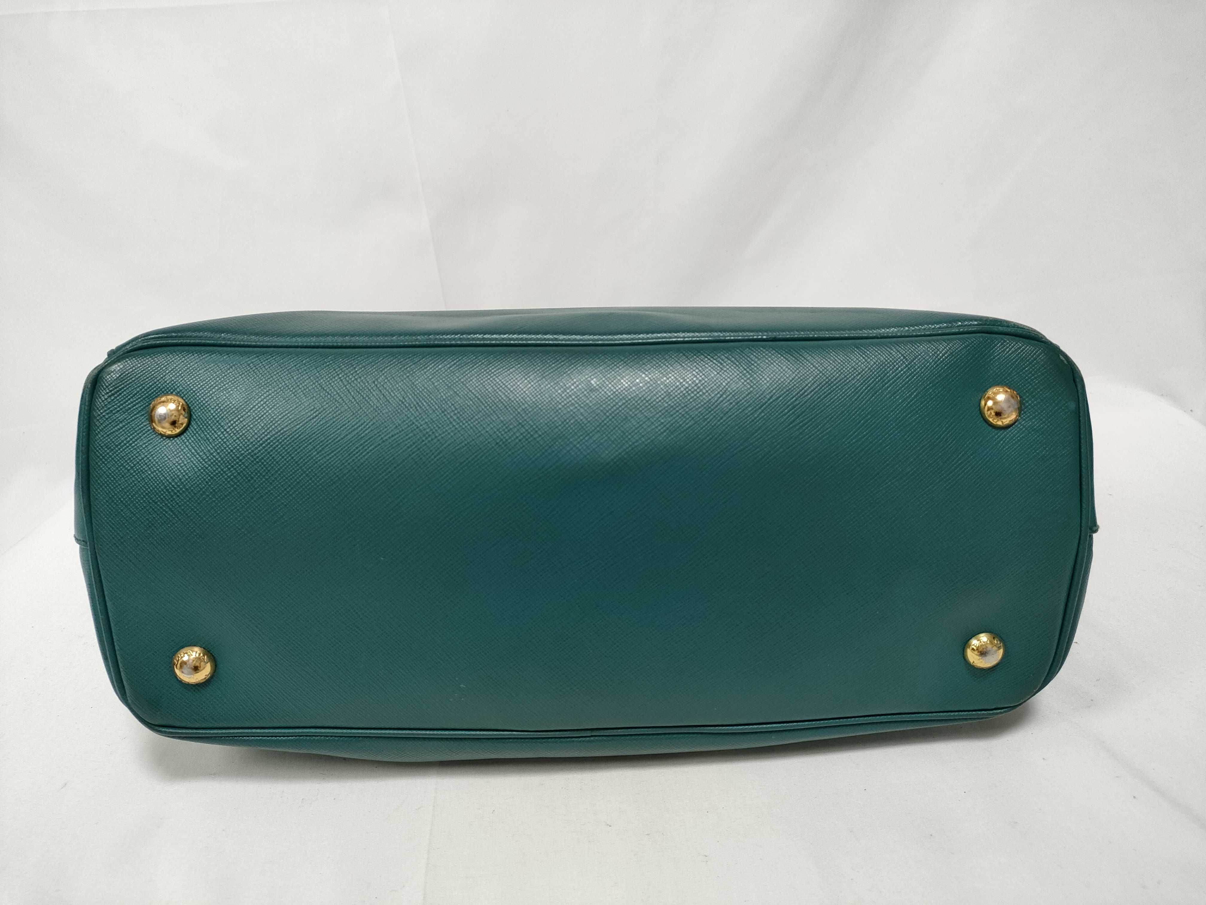 handbag with white tag. — view 3