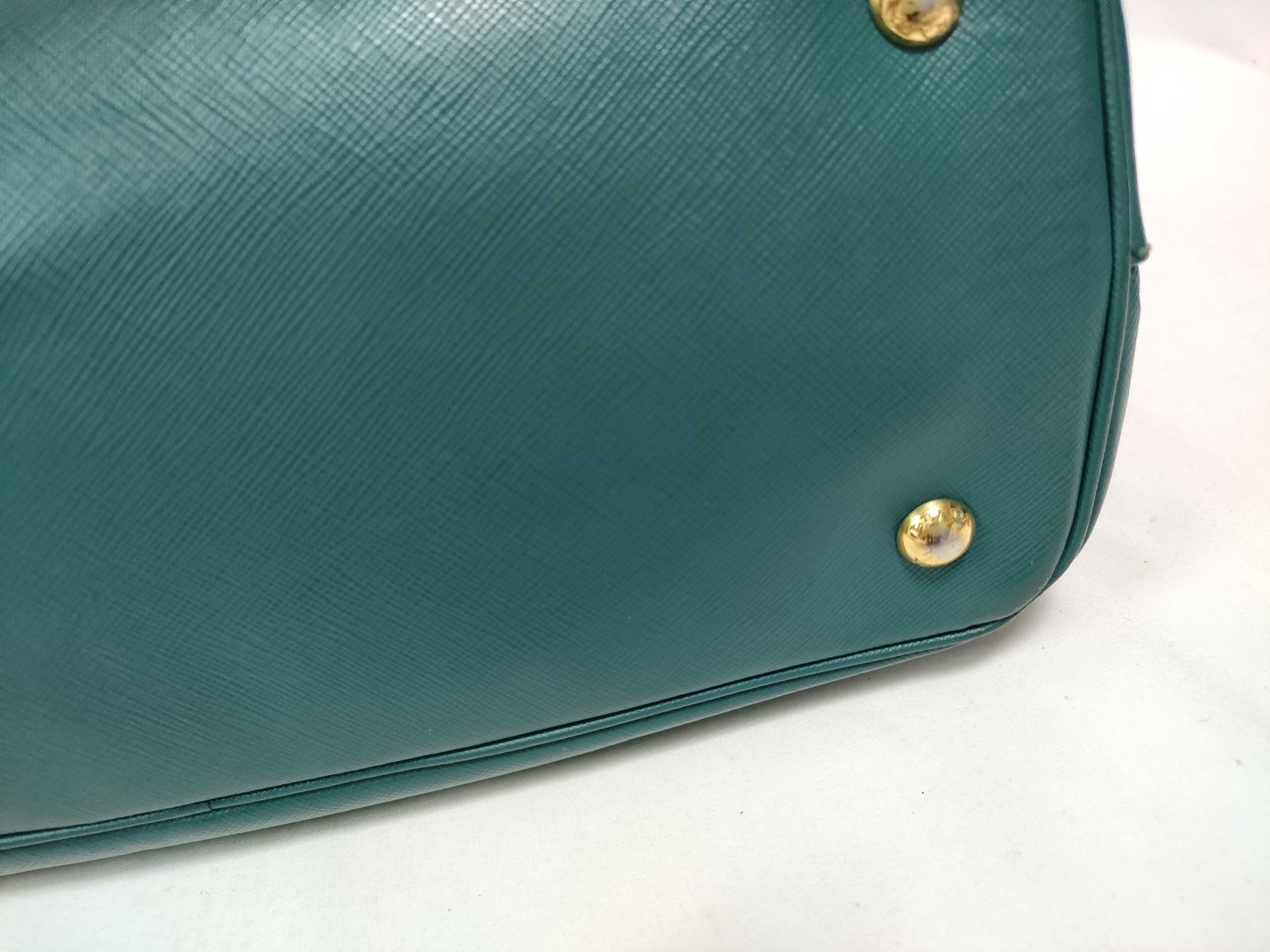 handbag with white tag. — view 4