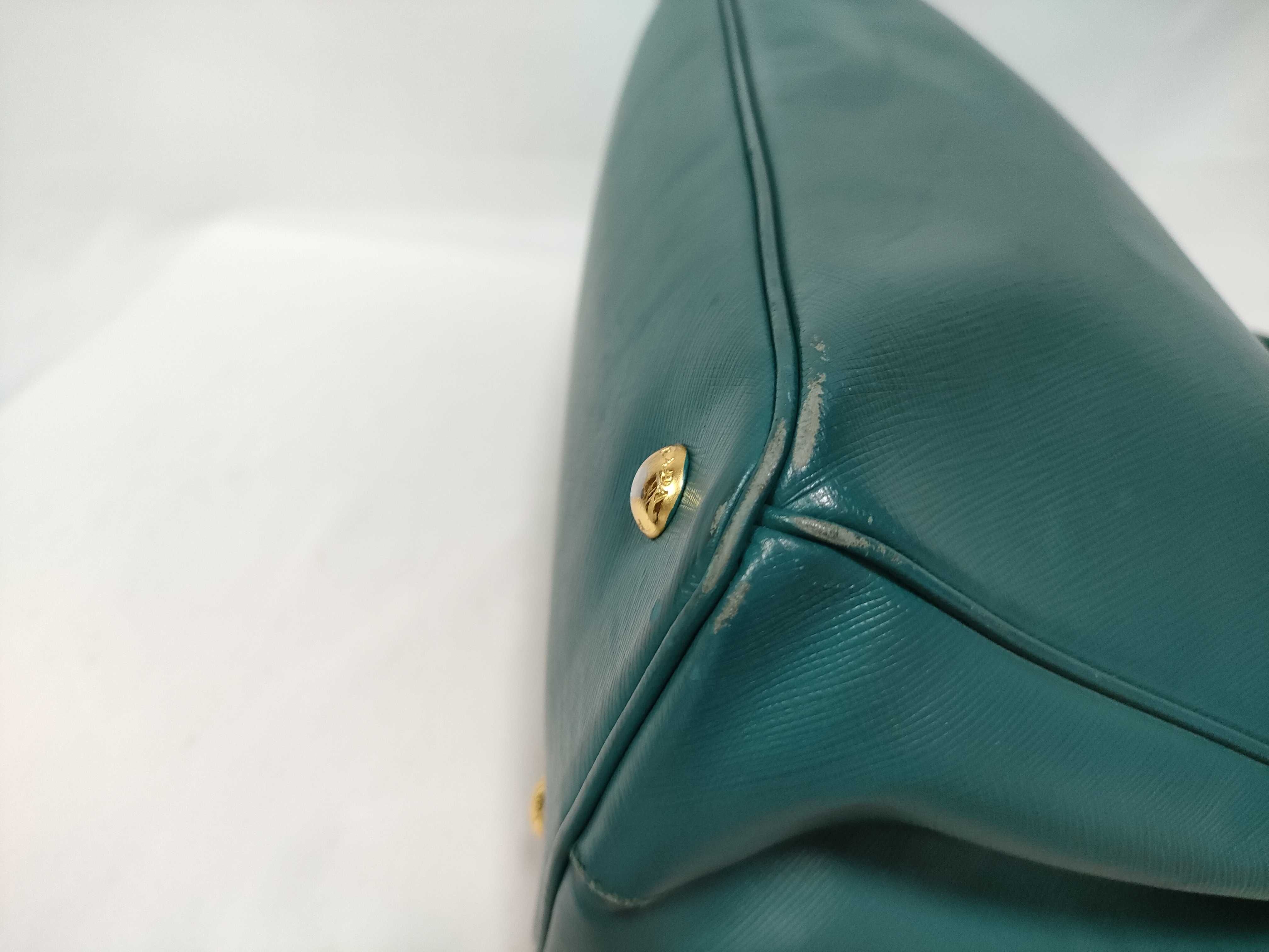 handbag with white tag. — view 5