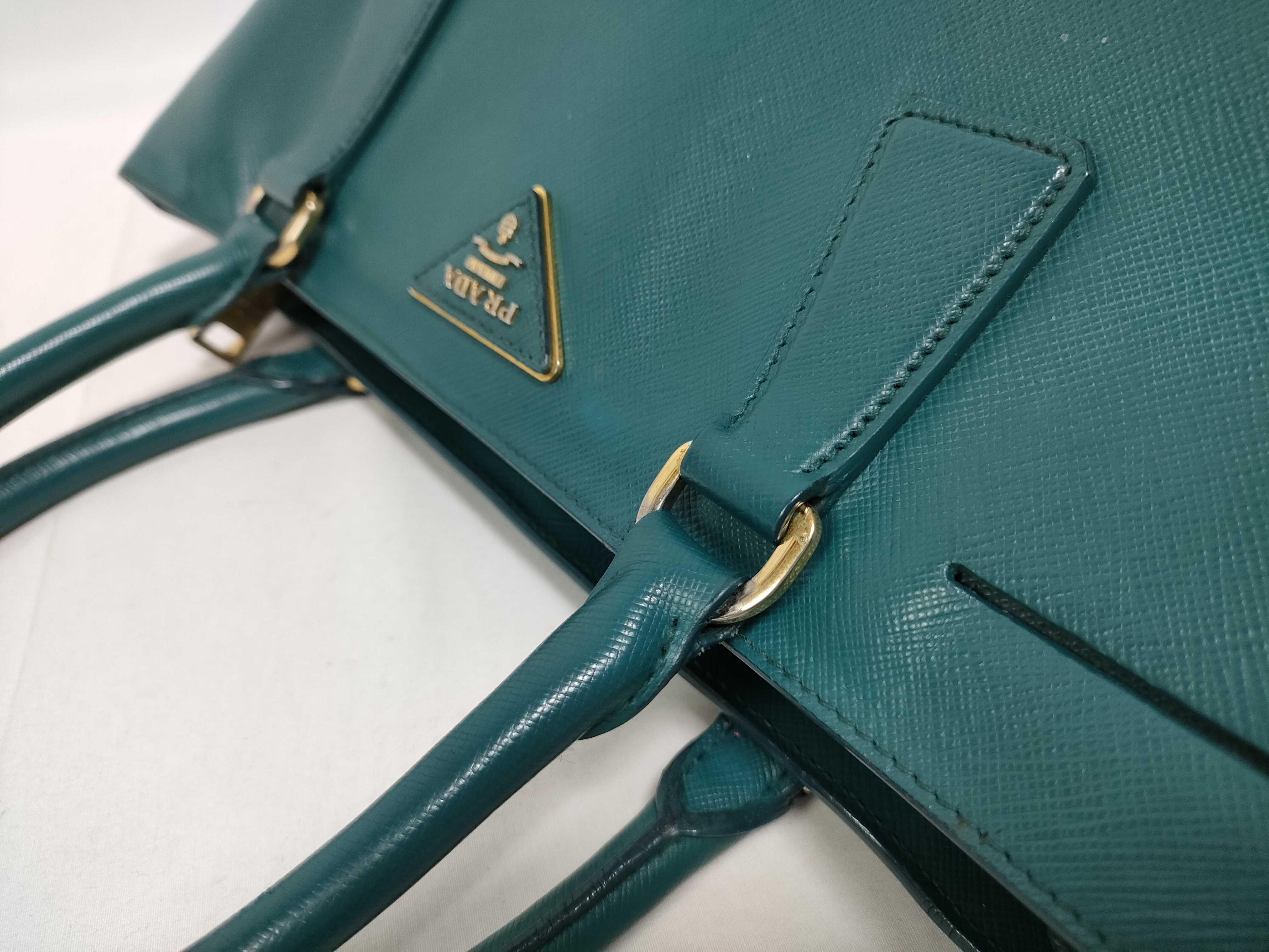 handbag with white tag. — view 7