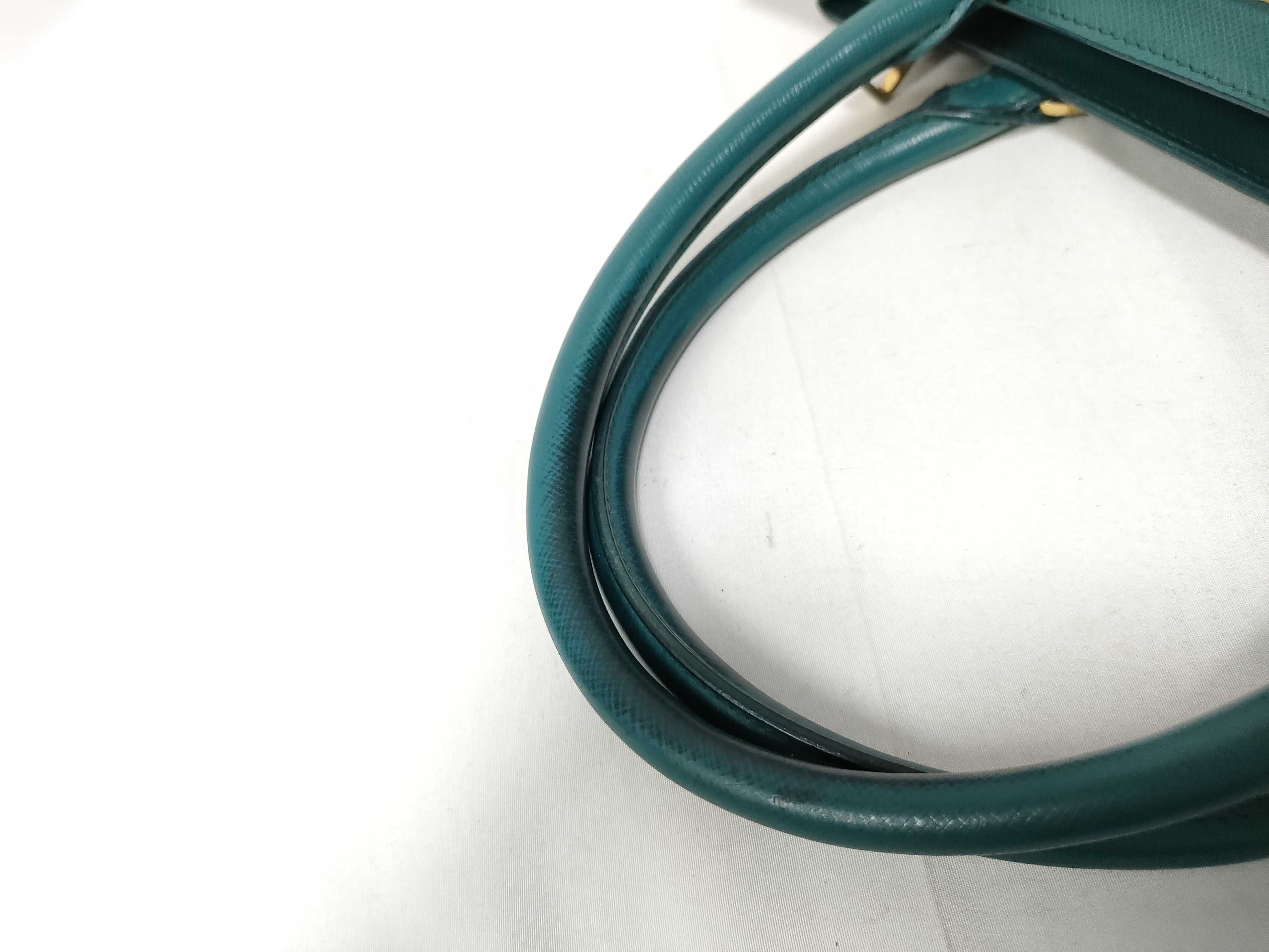 handbag with white tag. — view 9