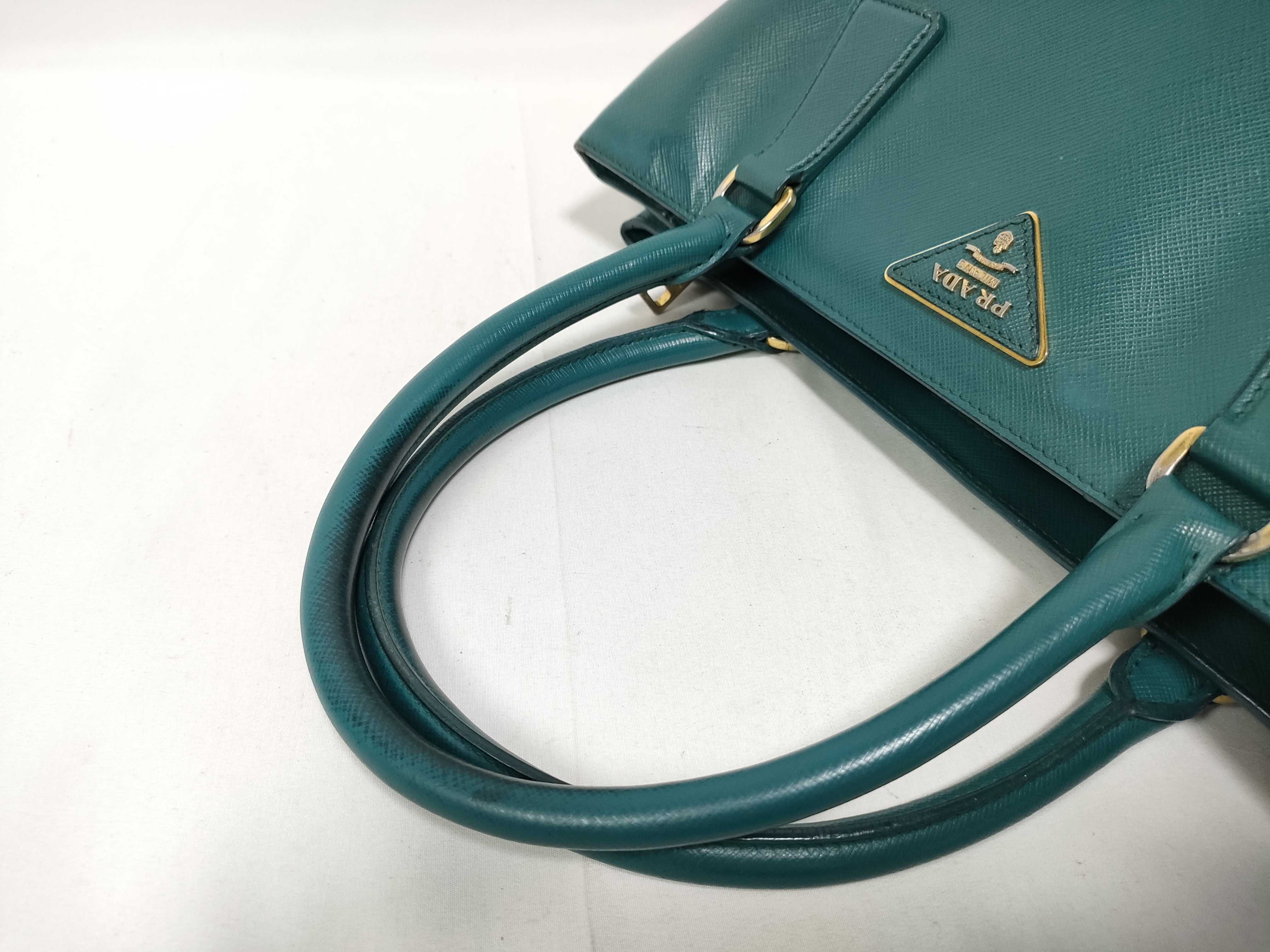 handbag with white tag. — view 10