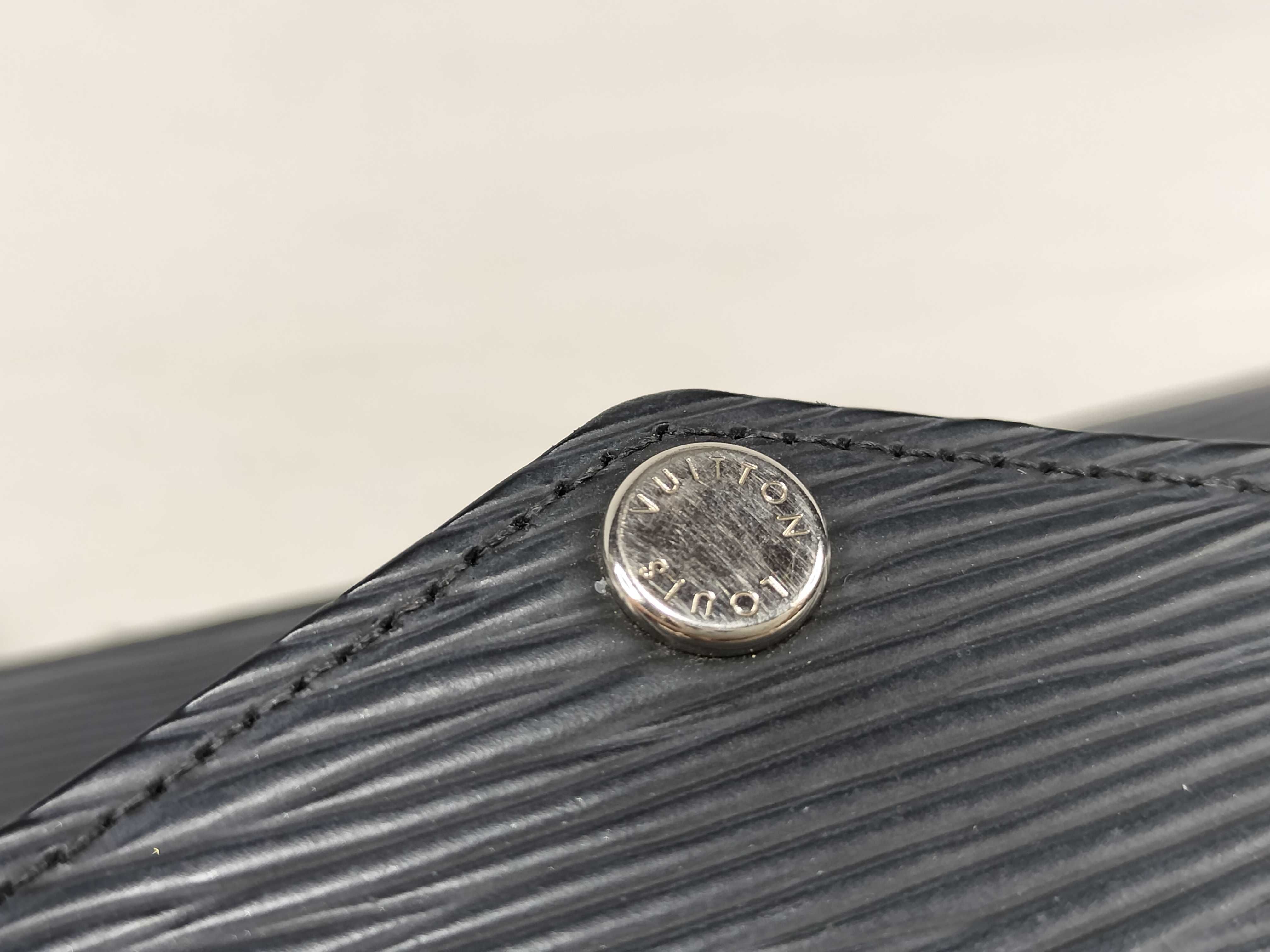 Epi Louis Vuitton Epi Chain Shoulder Bag — view 14