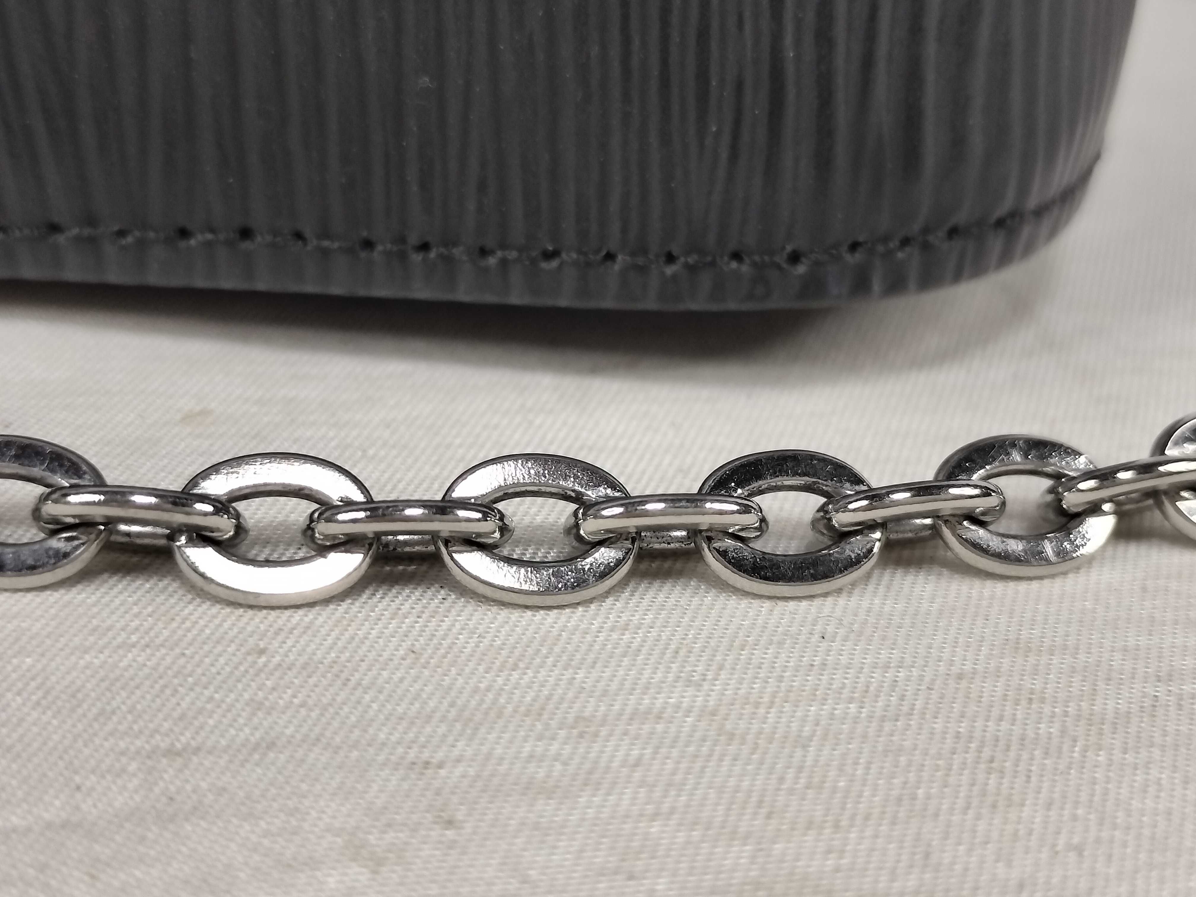Epi Louis Vuitton Epi Chain Shoulder Bag — view 4