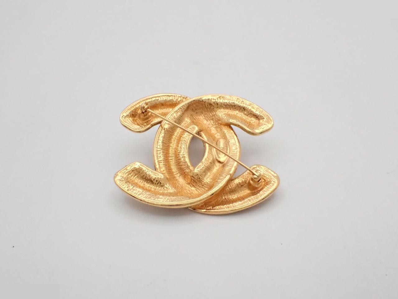 brooch — view 2