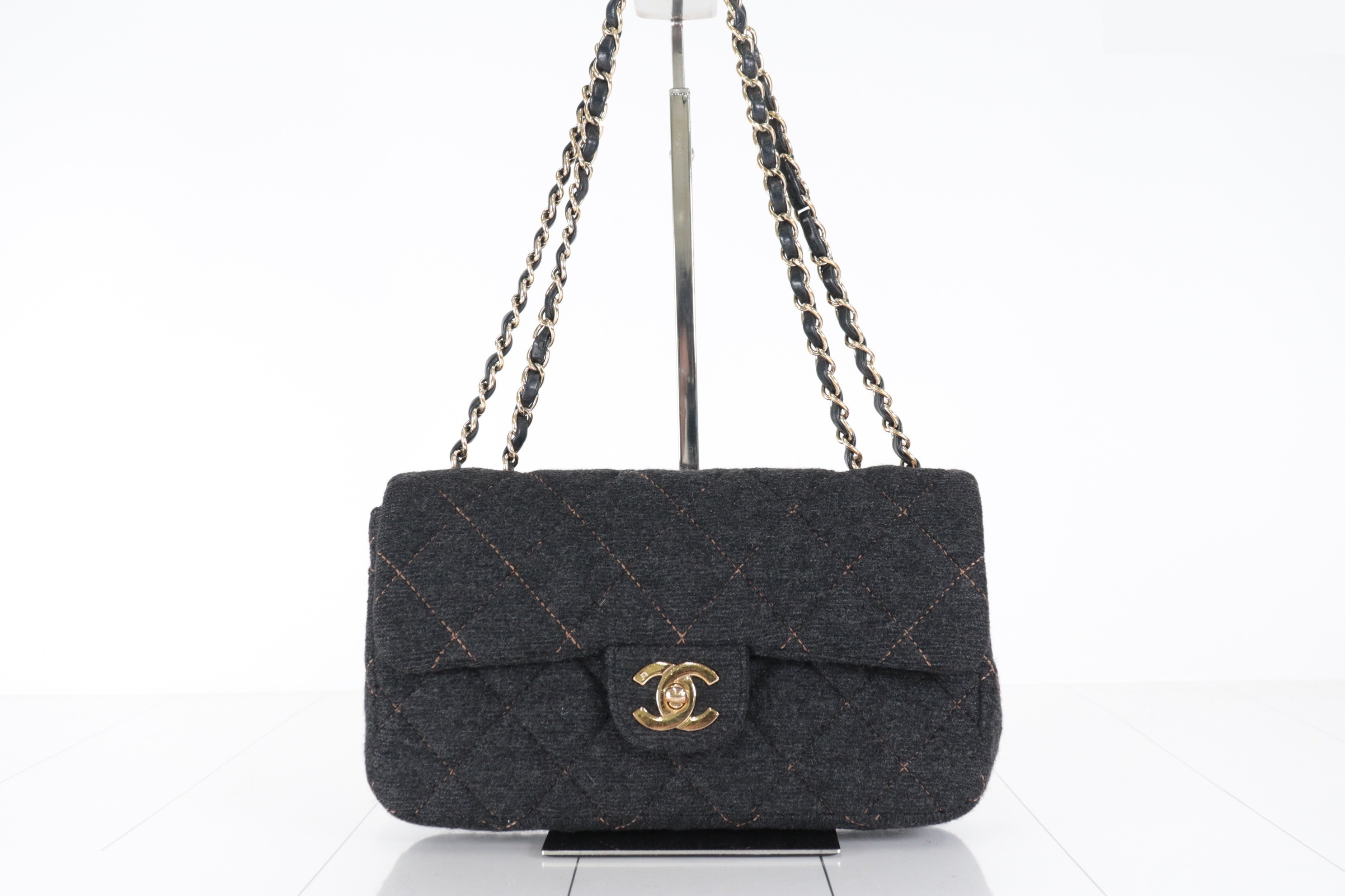 Turnlock wool chain shoulder bag, gray, size 10s.