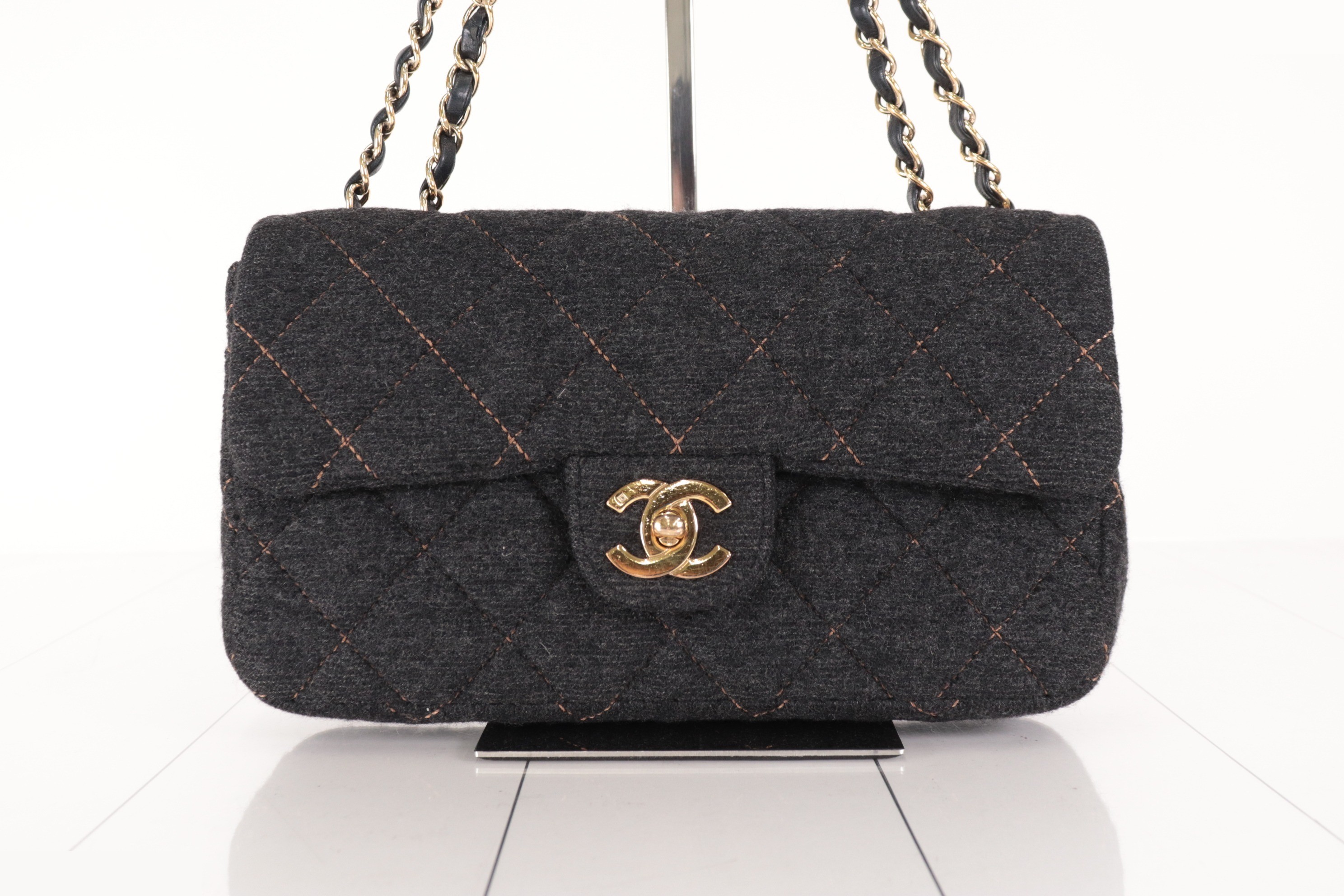 Turnlock wool chain shoulder bag, gray, size 10s. — view 2