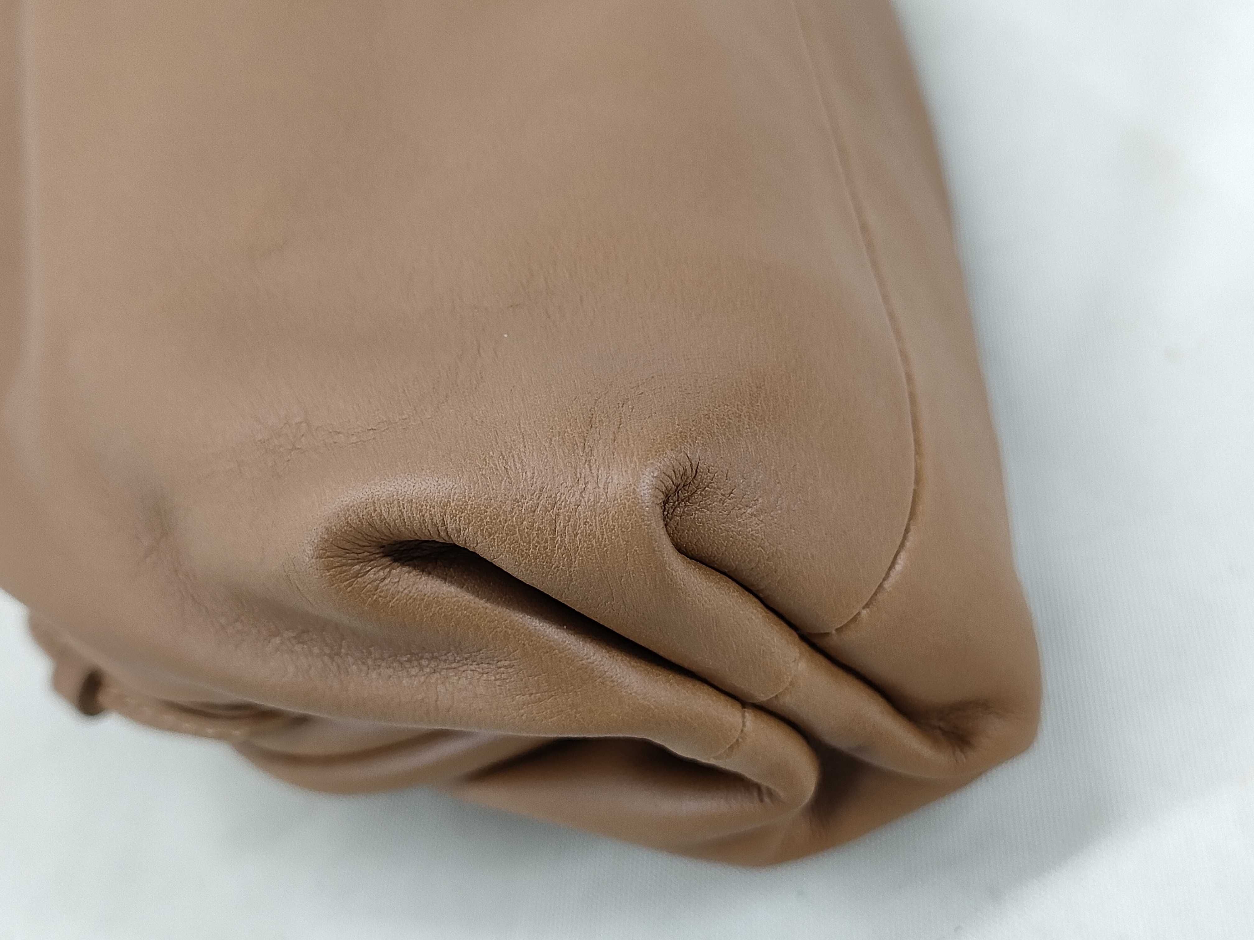 Bottega Veneta The Pouch Leather Clutch Bag Brown Shoulder Bag — view 4