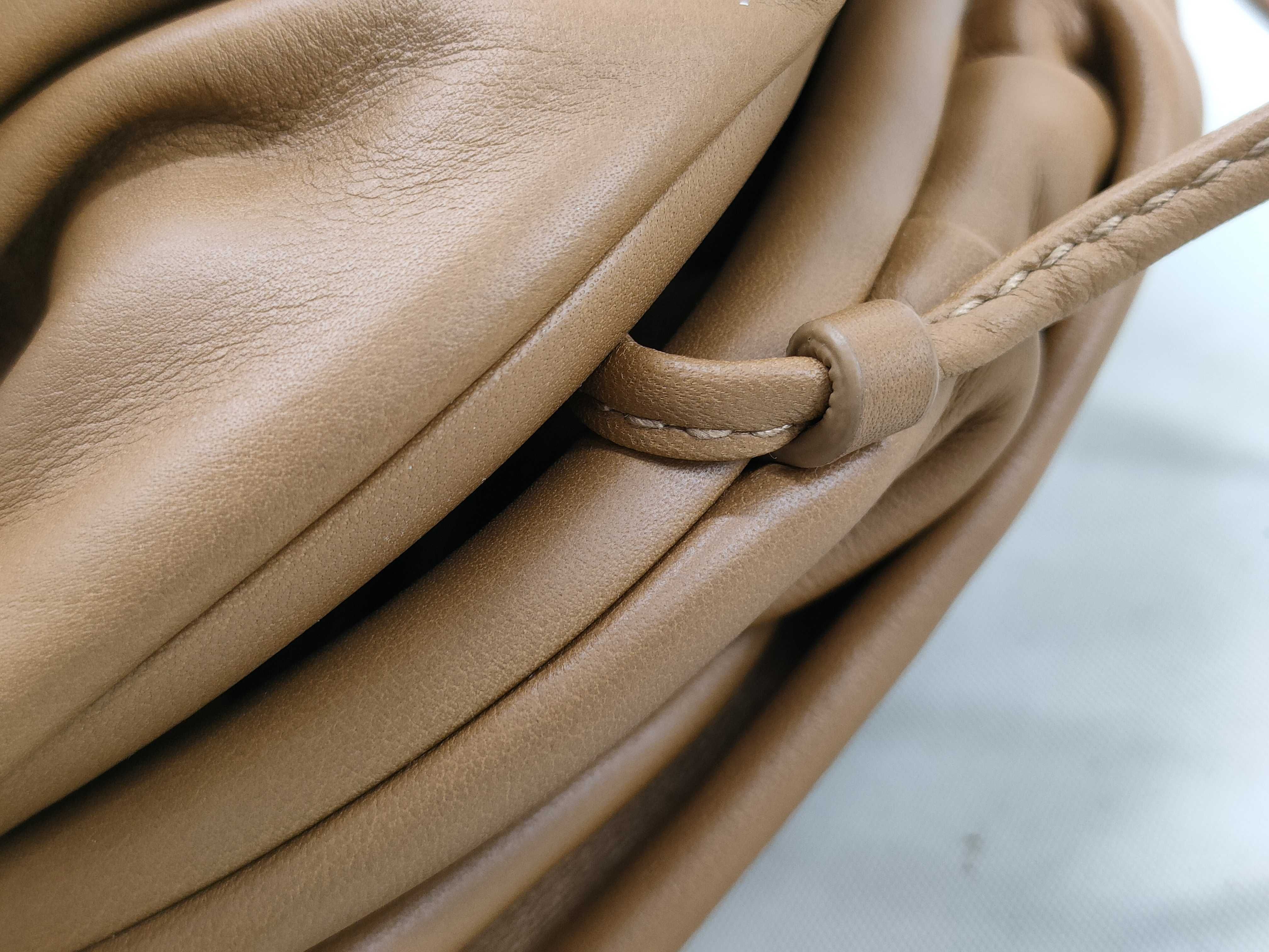 Bottega Veneta The Pouch Leather Clutch Bag Brown Shoulder Bag — view 7