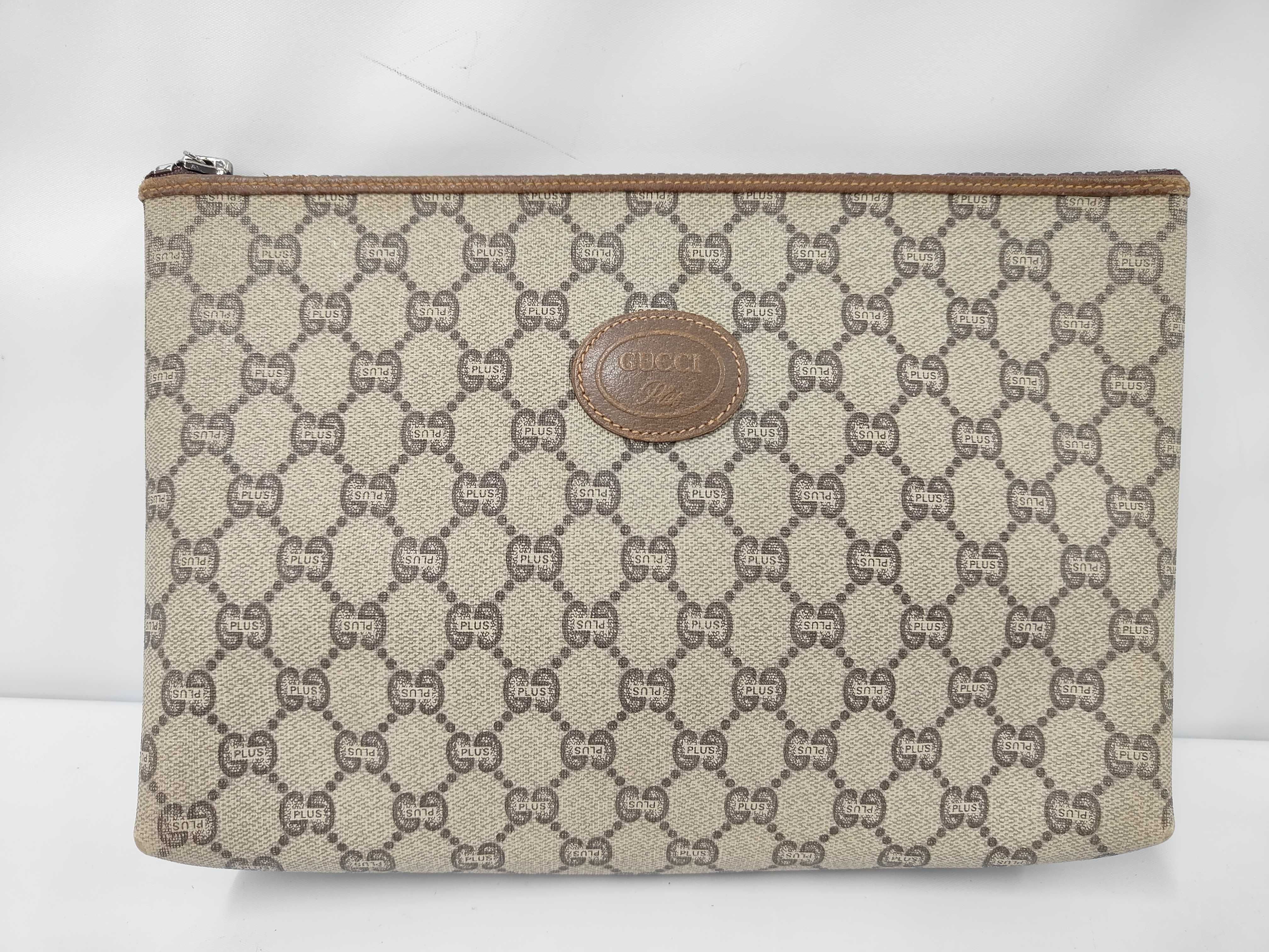 GG Supreme Clutch Bag