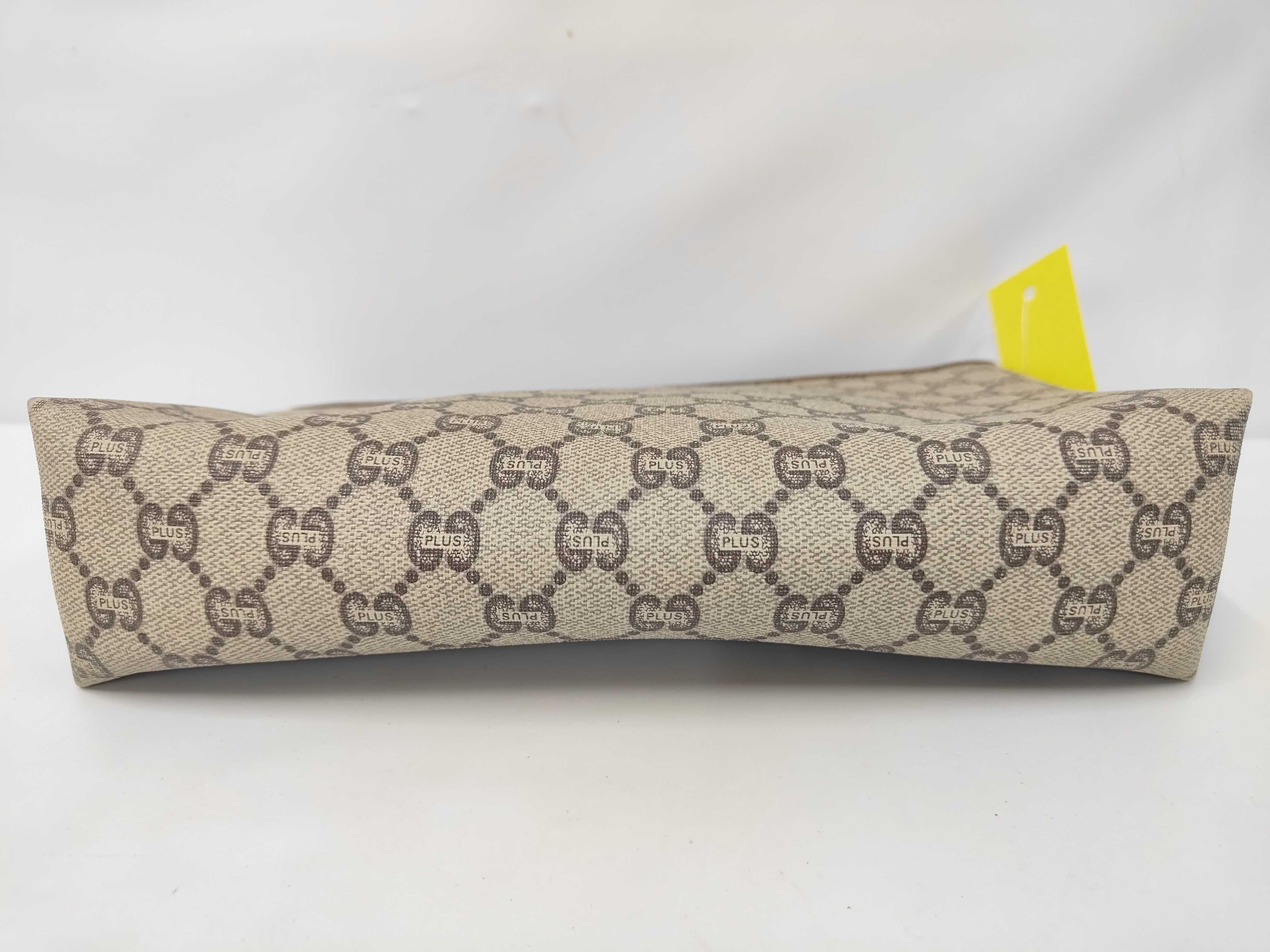 GG Supreme Clutch Bag — view 3