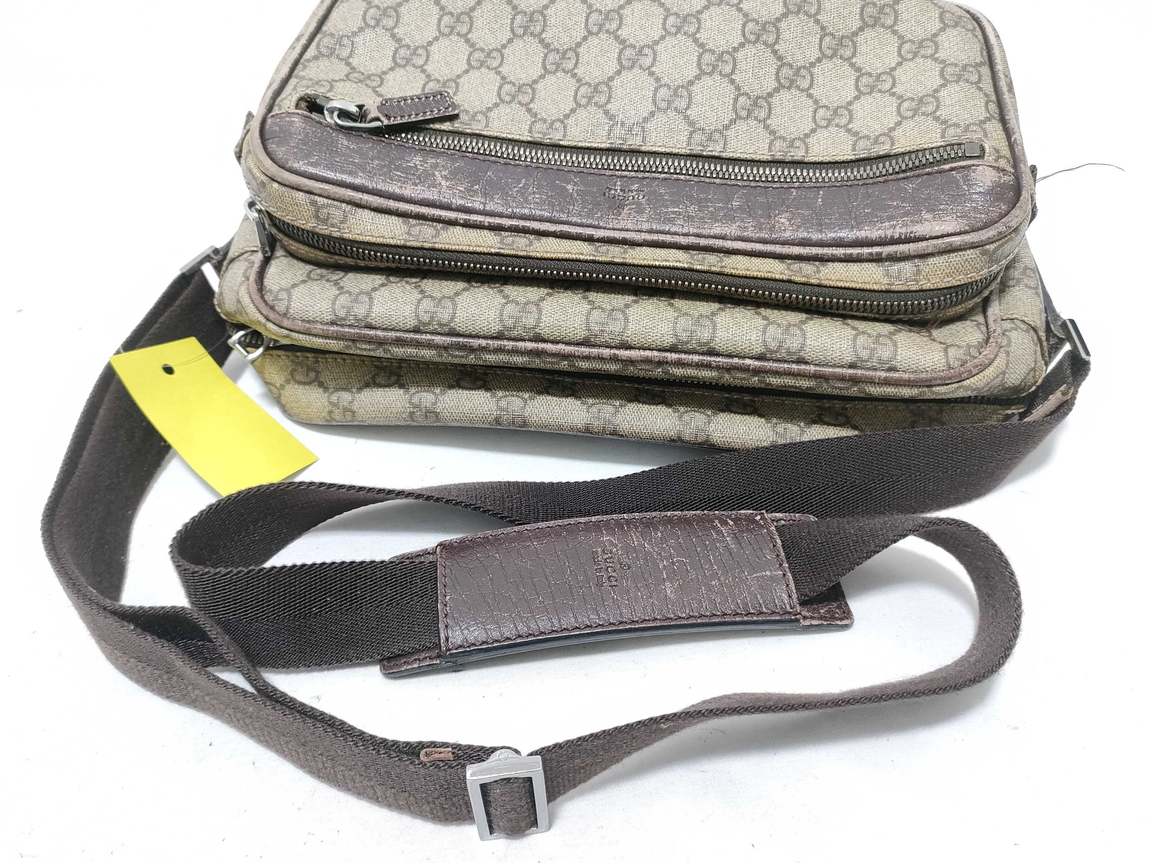 GG Supreme Shoulder Bag — view 3