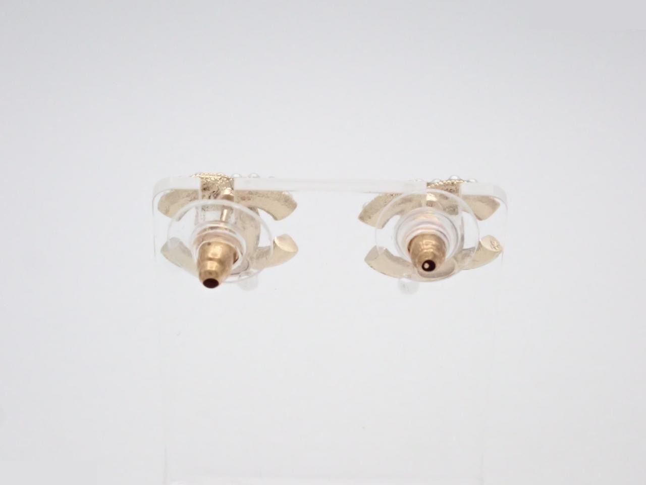 earrings, A19C, Coco Mark, pearl, black and gold, 1.5cm wide. — view 2
