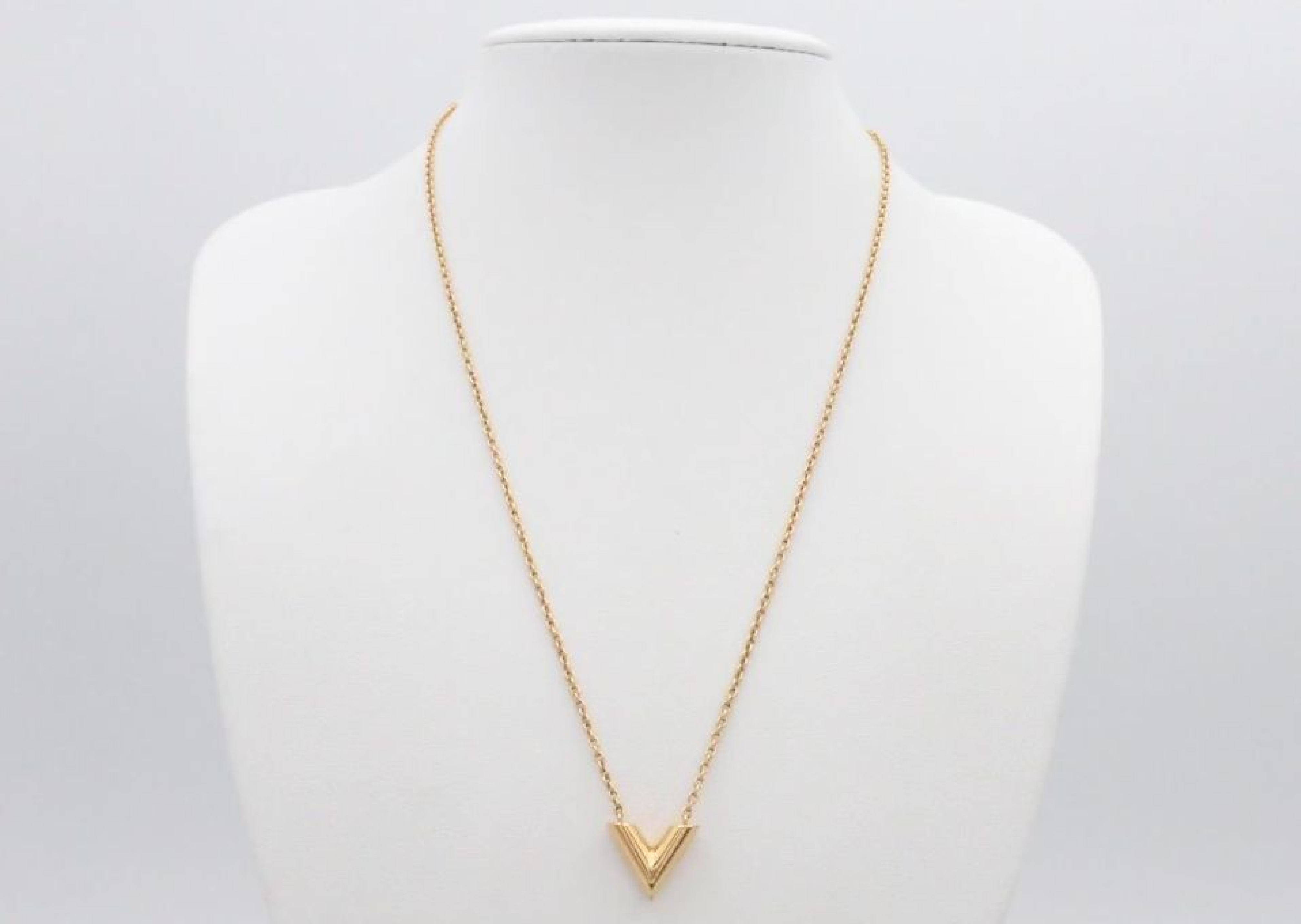 Essential V Necklace