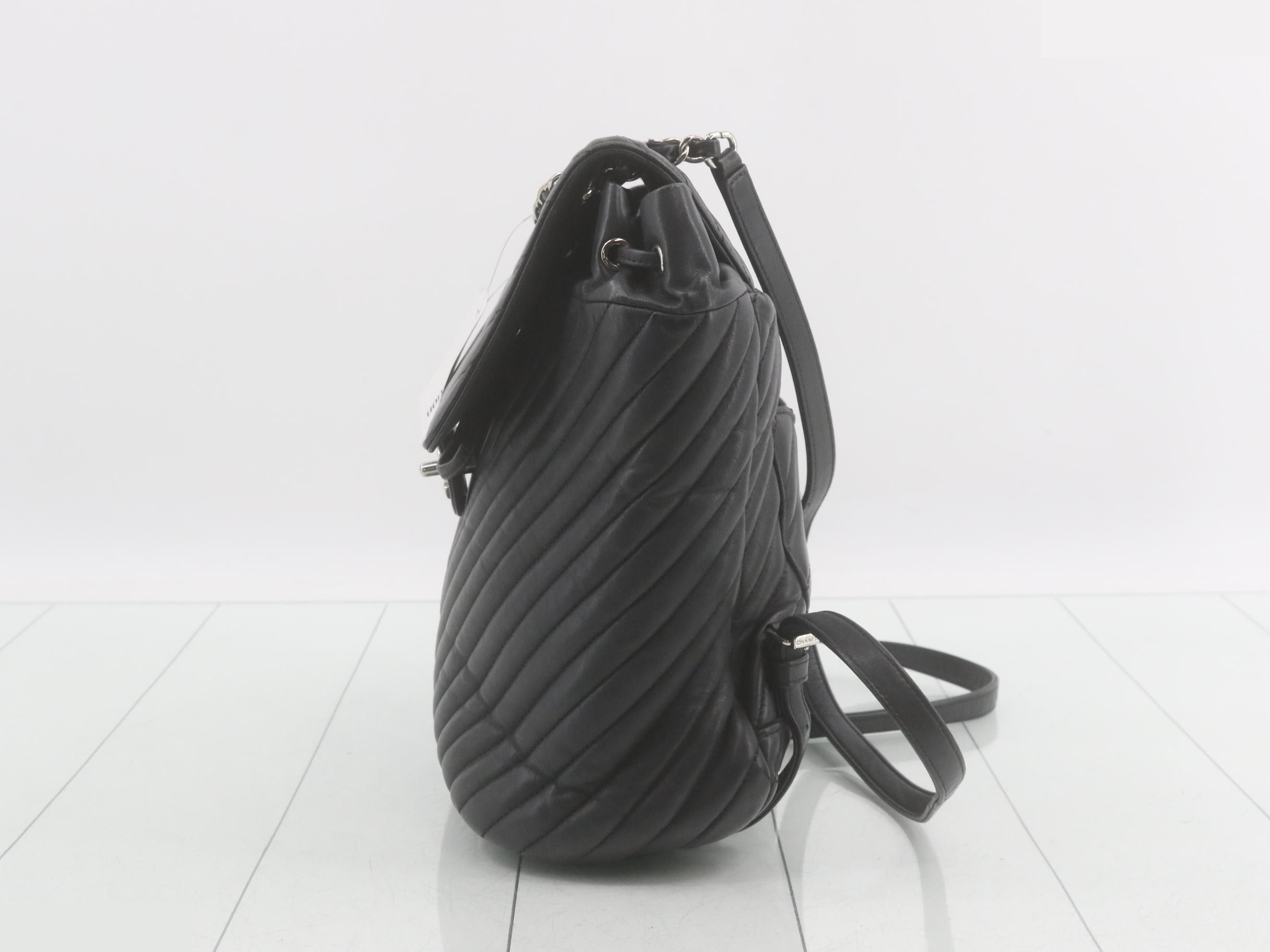 V-stitch chain backpack — view 3