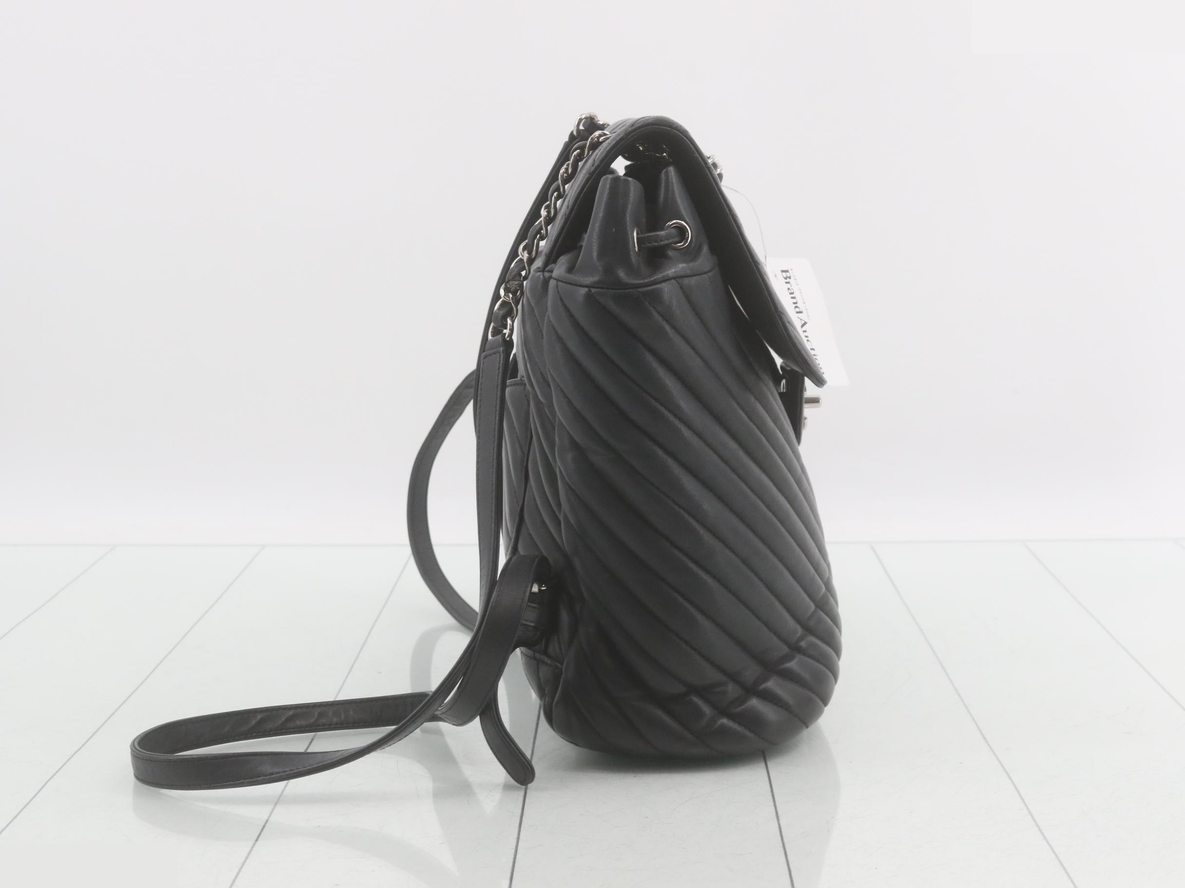 V-stitch chain backpack — view 4