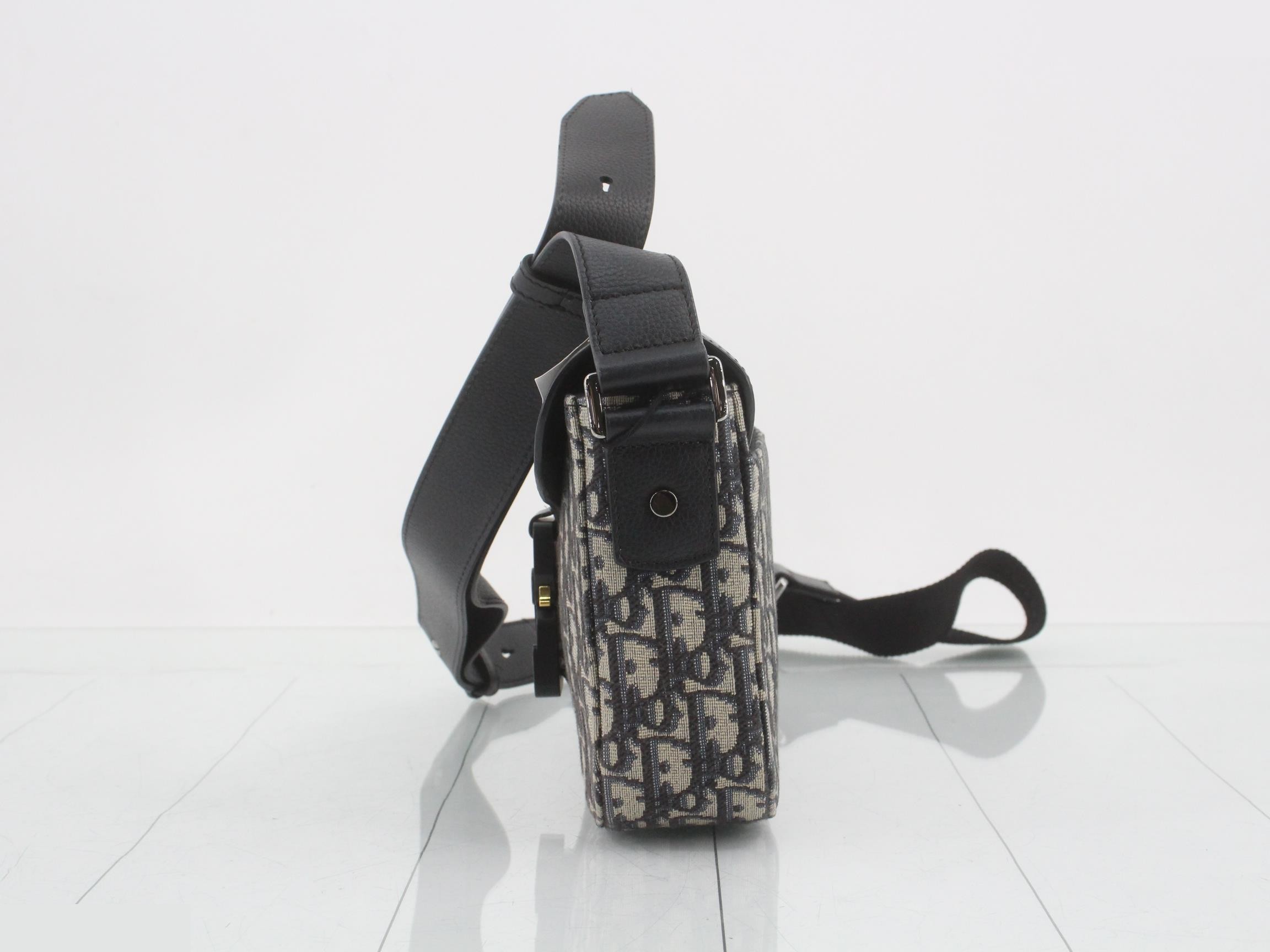 Oblique Saddle Messenger Bag Shoulder Bag — view 3