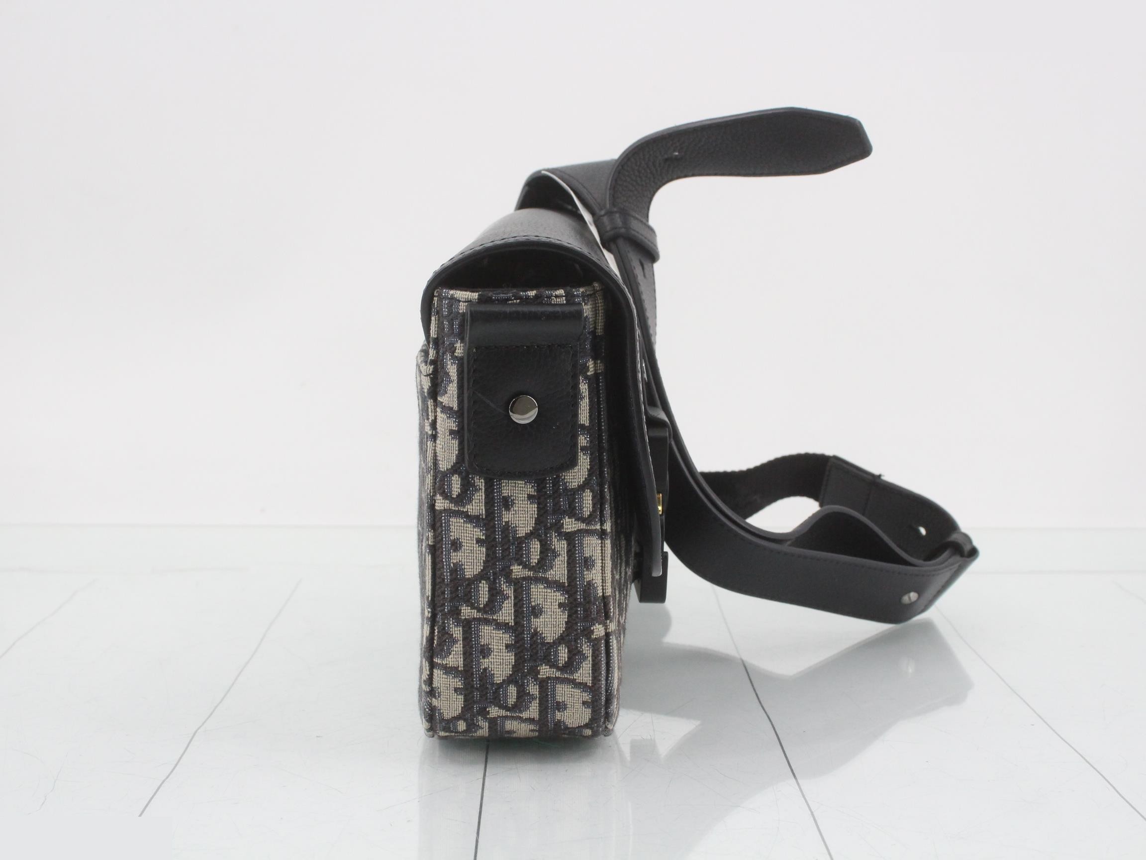 Oblique Saddle Messenger Bag Shoulder Bag — view 4