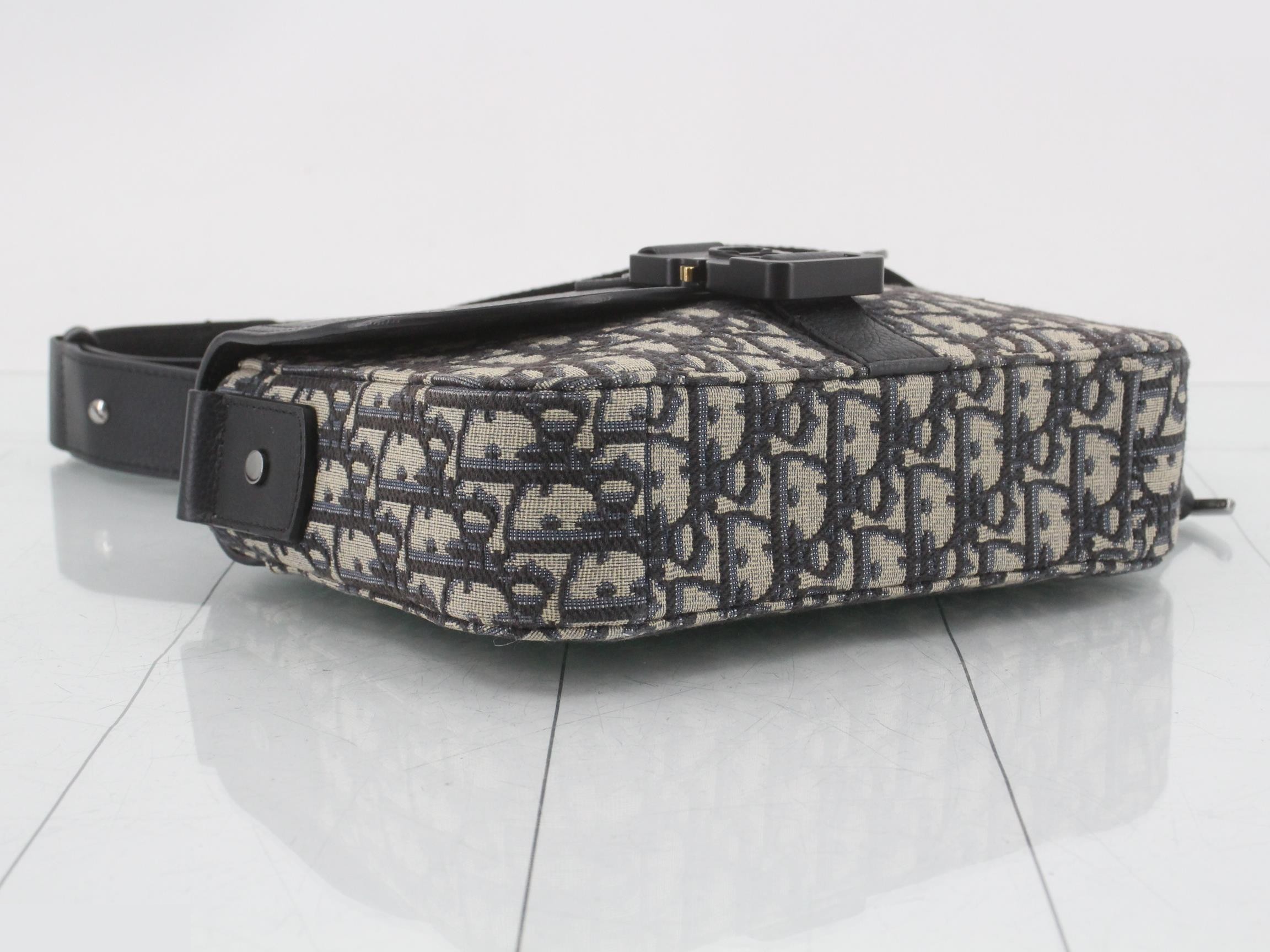 Oblique Saddle Messenger Bag Shoulder Bag — view 5