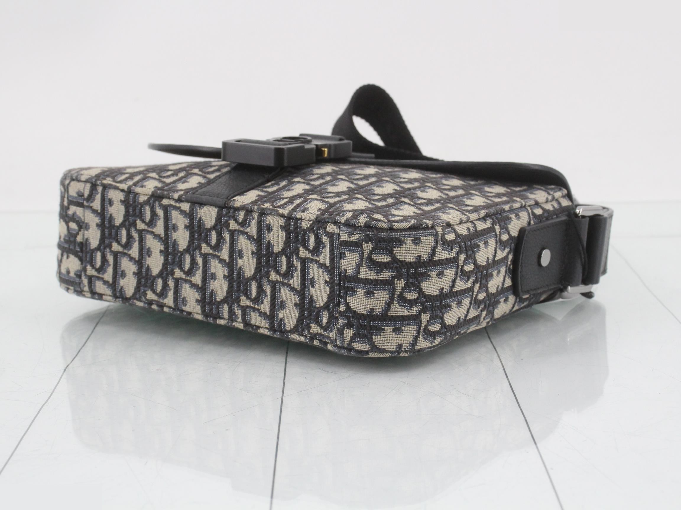 Oblique Saddle Messenger Bag Shoulder Bag — view 6