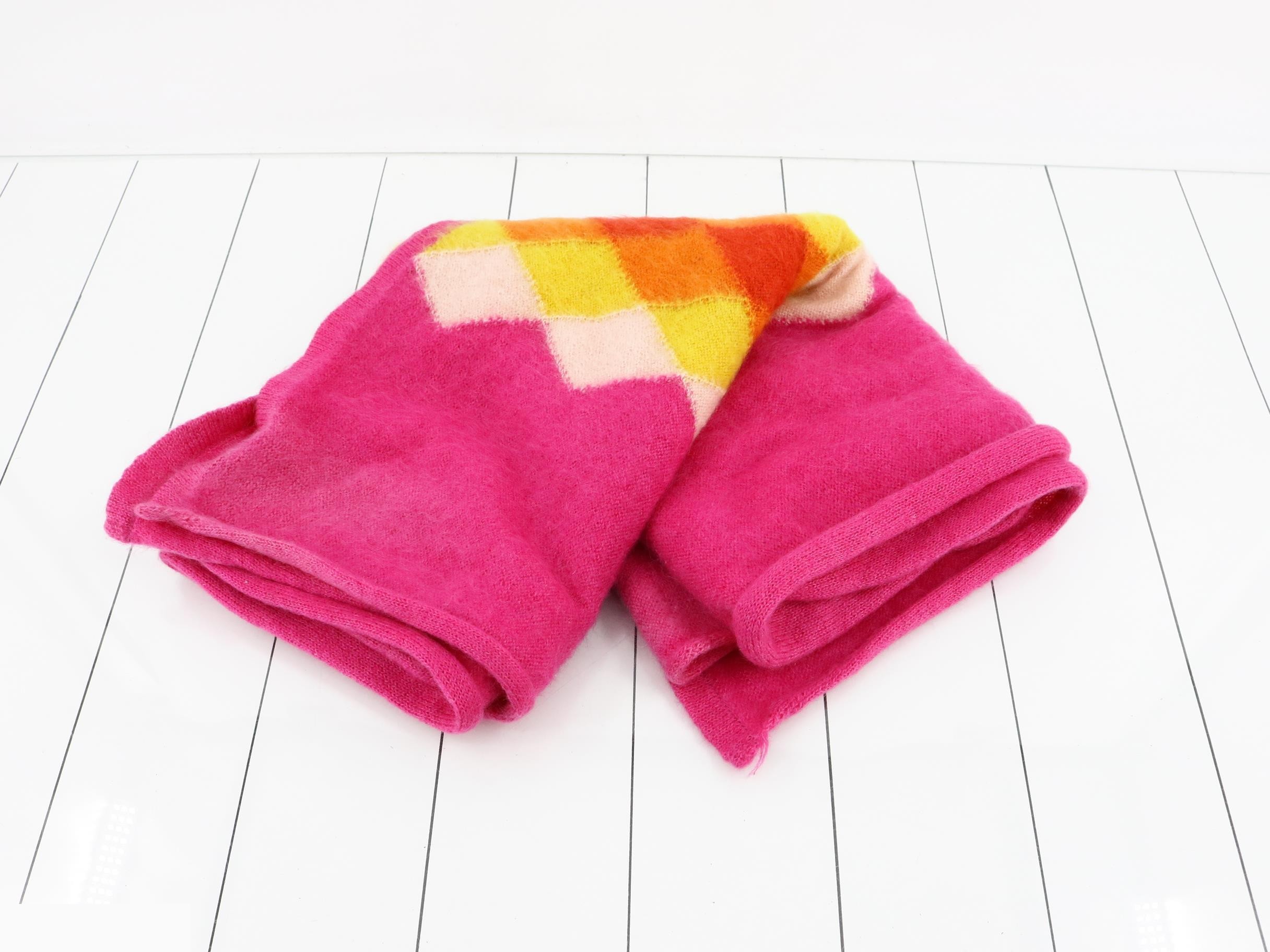 Pink scarf/stole, 70% wool — view 2