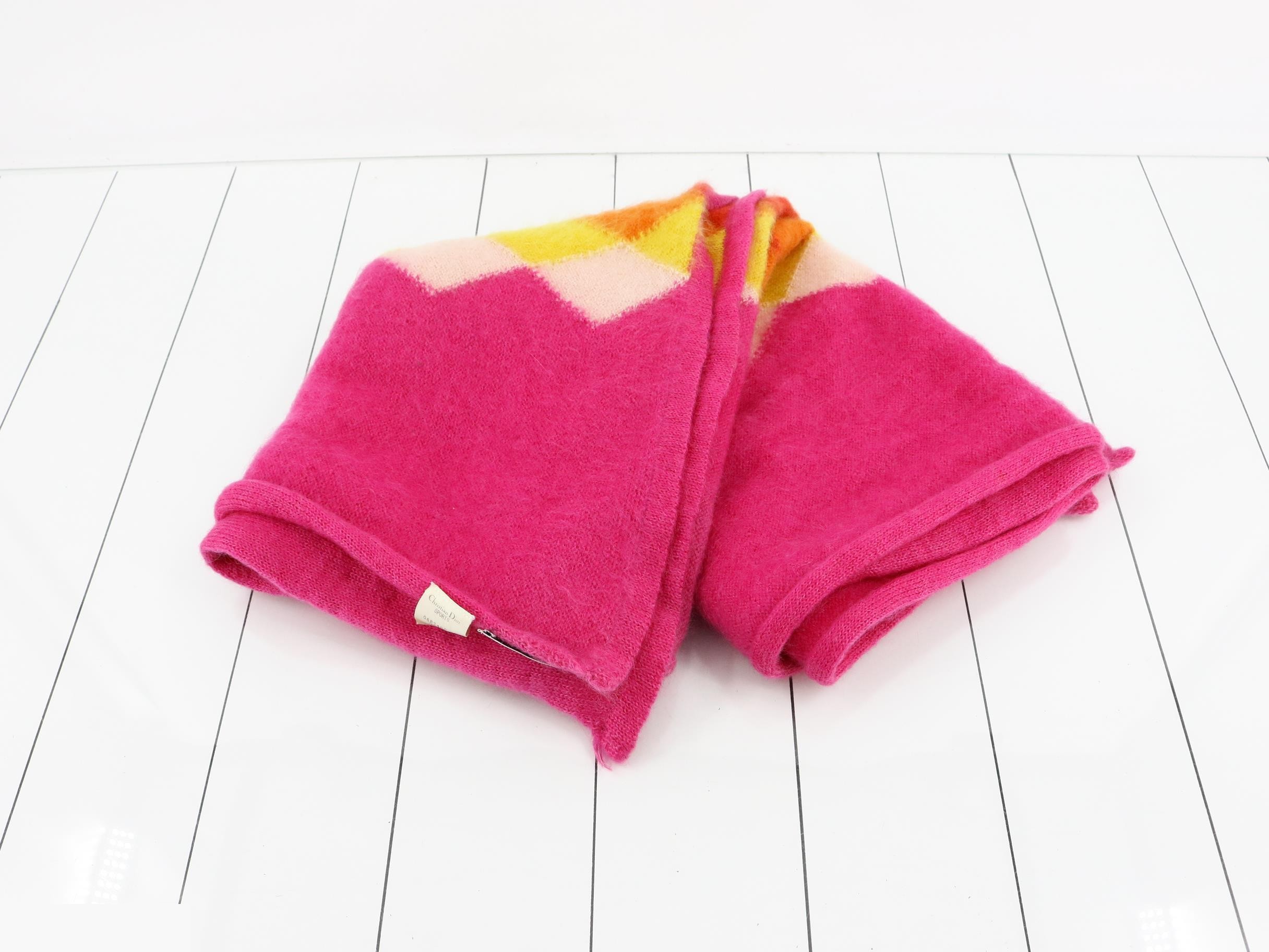 Pink scarf/stole, 70% wool — view 3