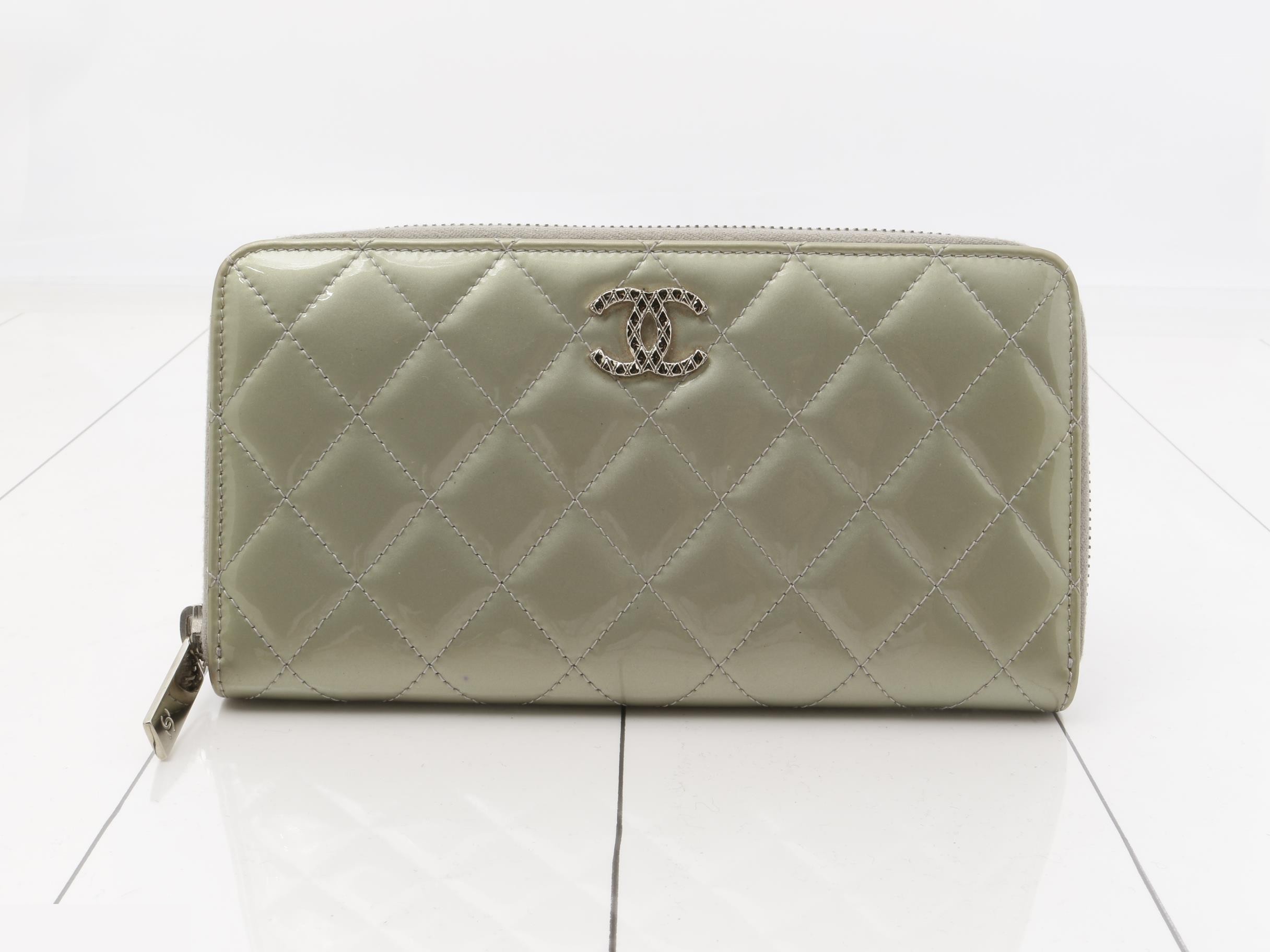 Coco Mark Enamel Matelassé Round Wallet