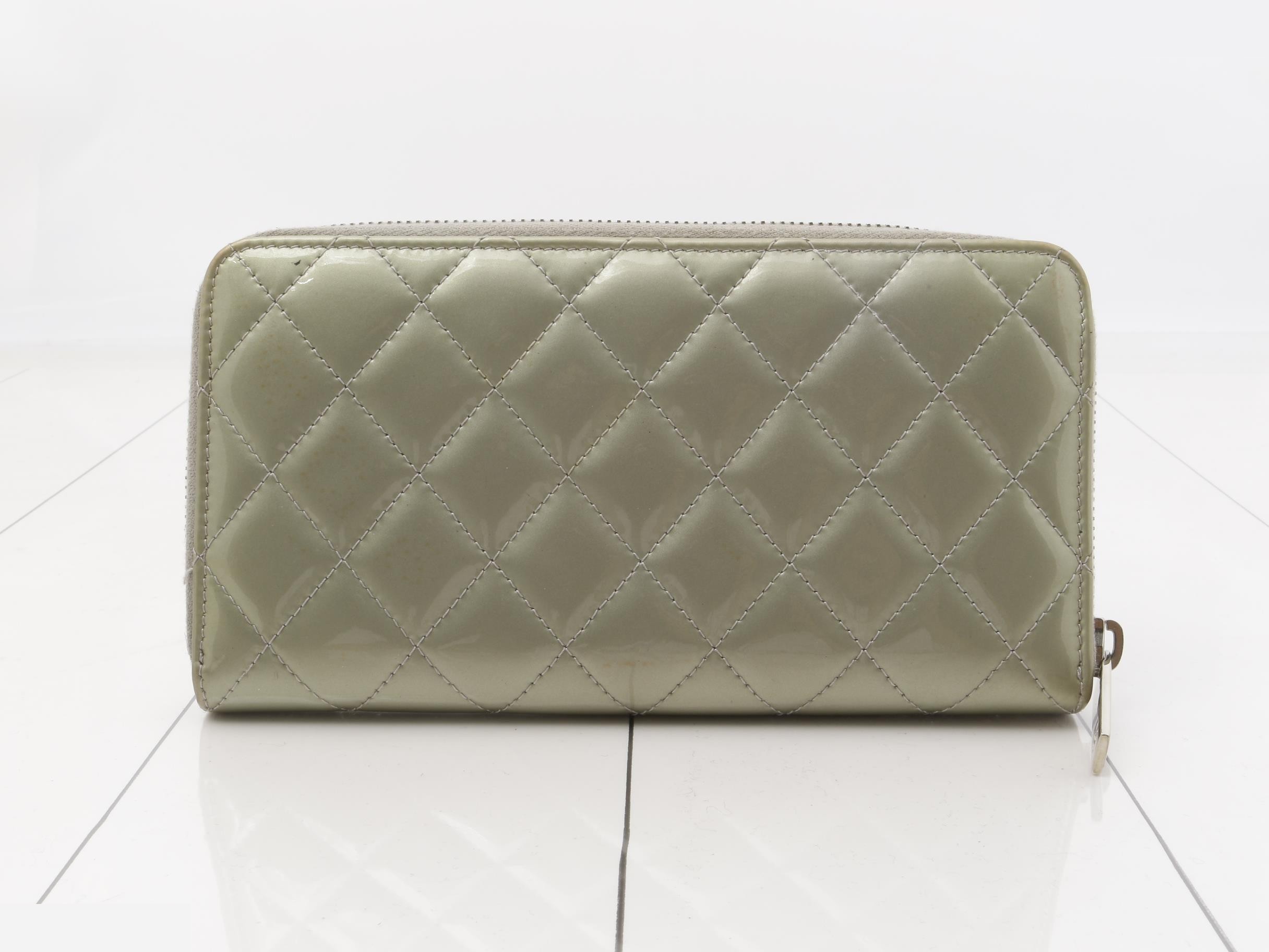 Coco Mark Enamel Matelassé Round Wallet — view 2