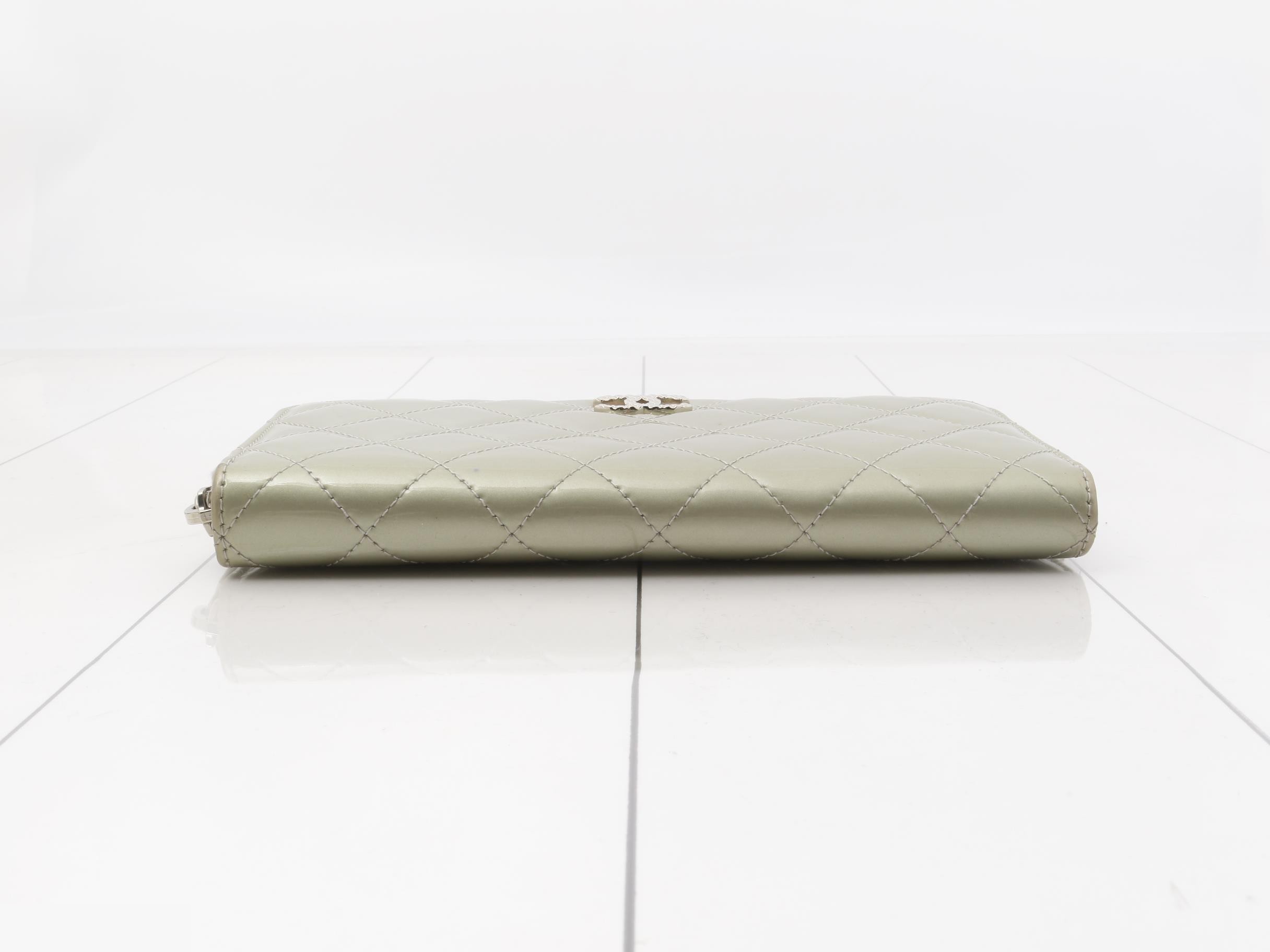Coco Mark Enamel Matelassé Round Wallet — view 3