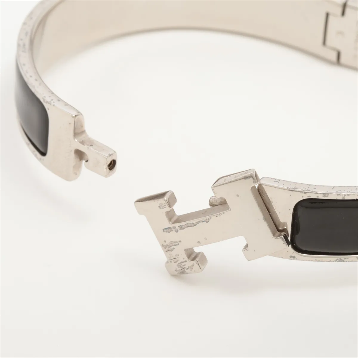 Click H Bangle Fan Bangle Metal Black x Silver. — view 5