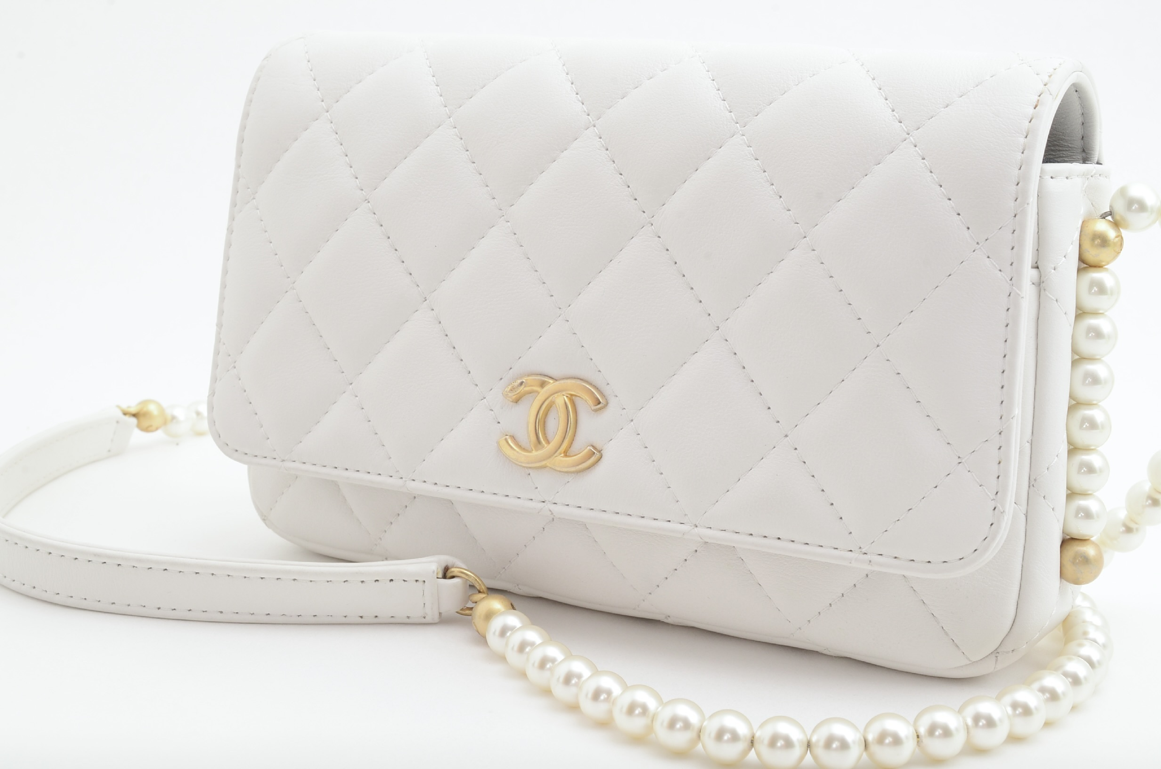 Matelassé Chain Wallet Pearl Chain Shoulder Bag — view 2