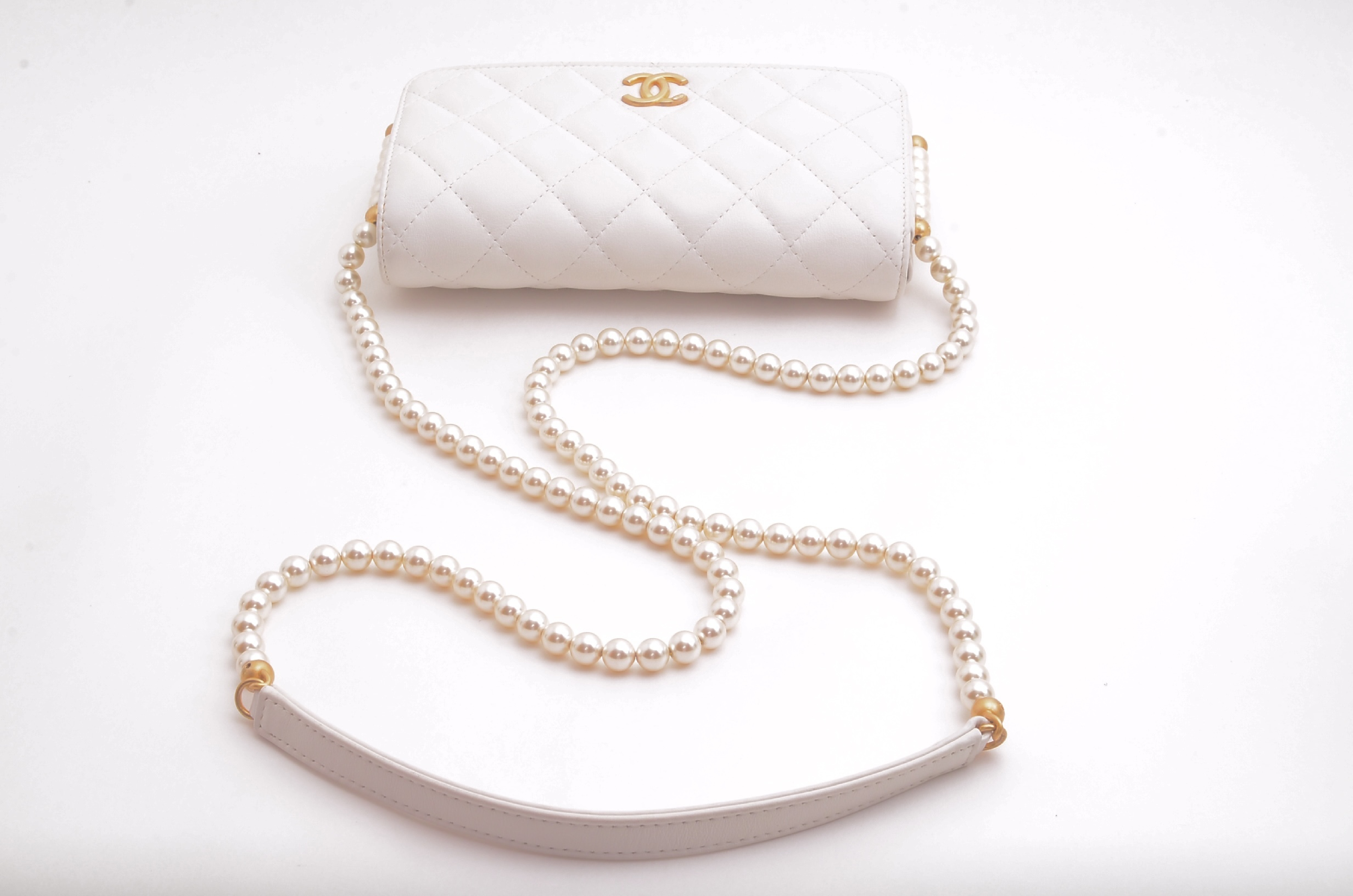 Matelassé Chain Wallet Pearl Chain Shoulder Bag — view 4