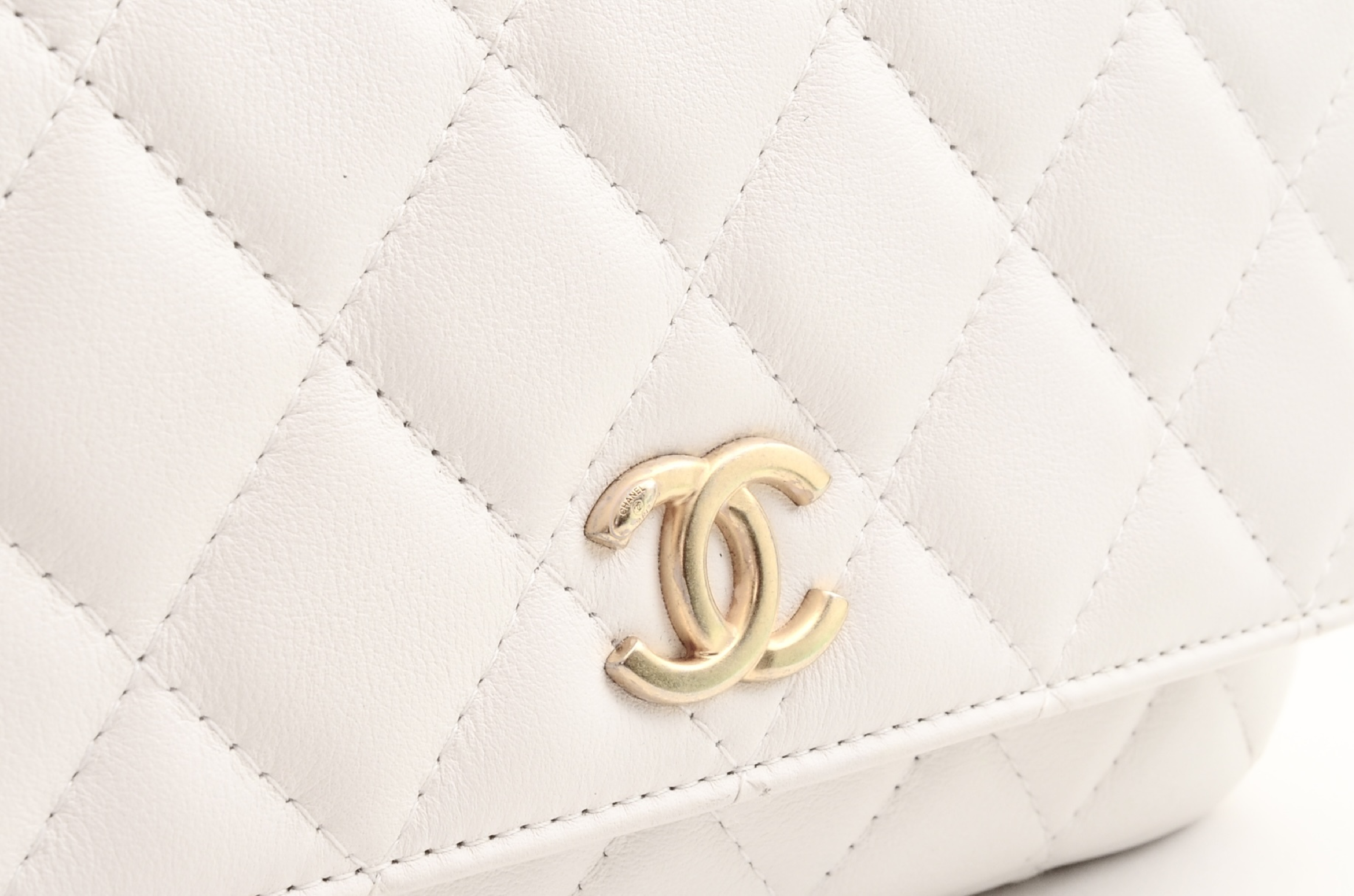 Matelassé Chain Wallet Pearl Chain Shoulder Bag — view 9