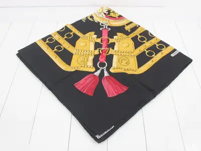 Scarf with tag