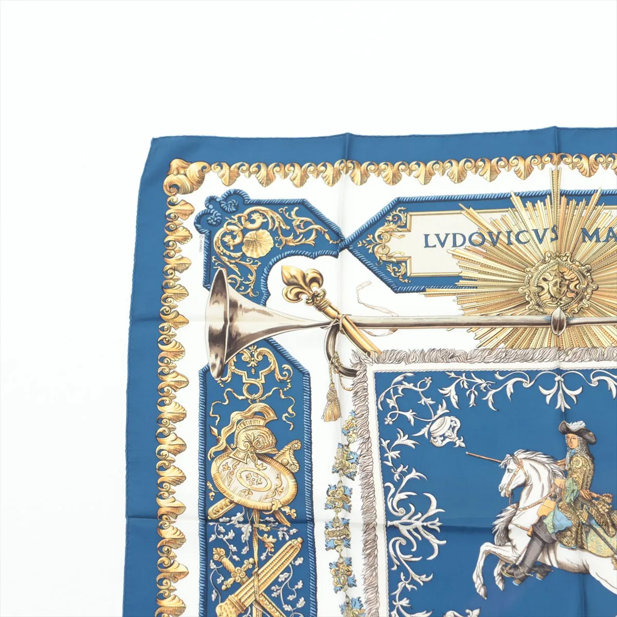 Carre 90 LVDOVICVS MAGNVS Louis XIV astride a white horse Scarf Silk Blue — view 2