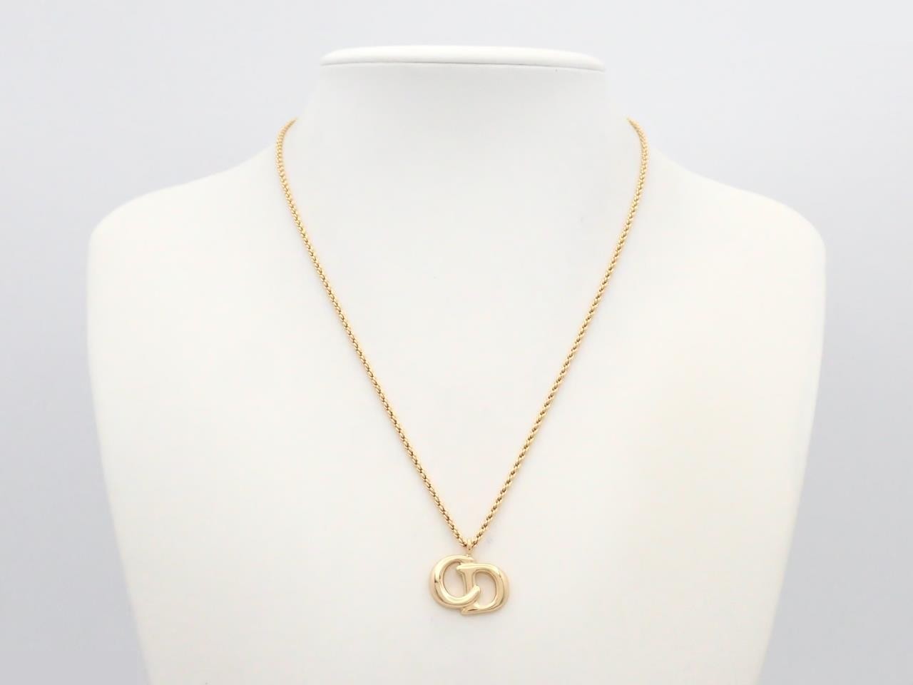gold necklace — view 3