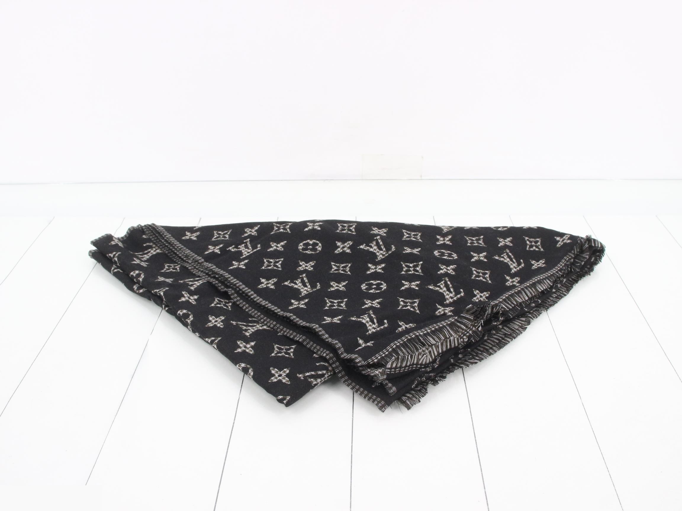 Black houndstooth monogram — view 2
