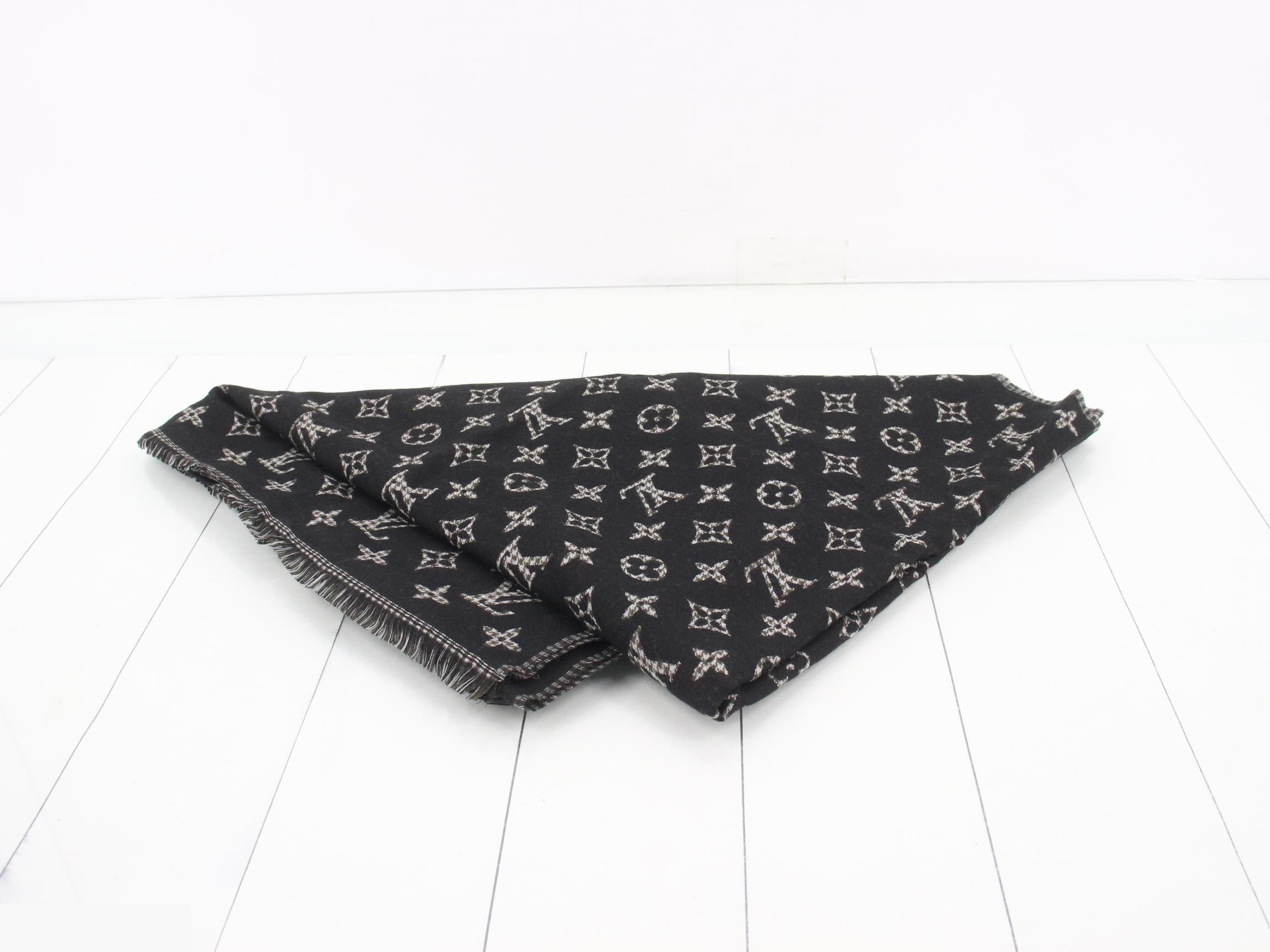 Black houndstooth monogram — view 3