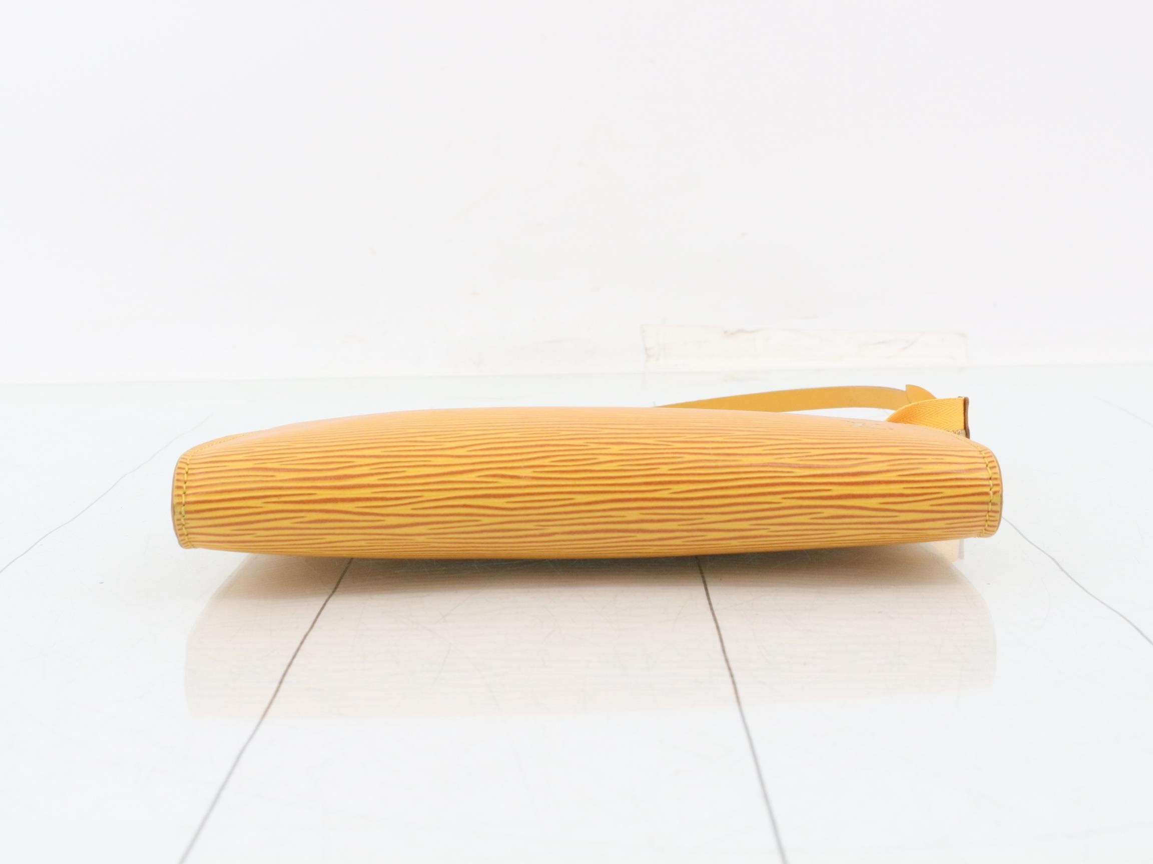 Epi Pochette Accessoires 21 Yellow — view 3