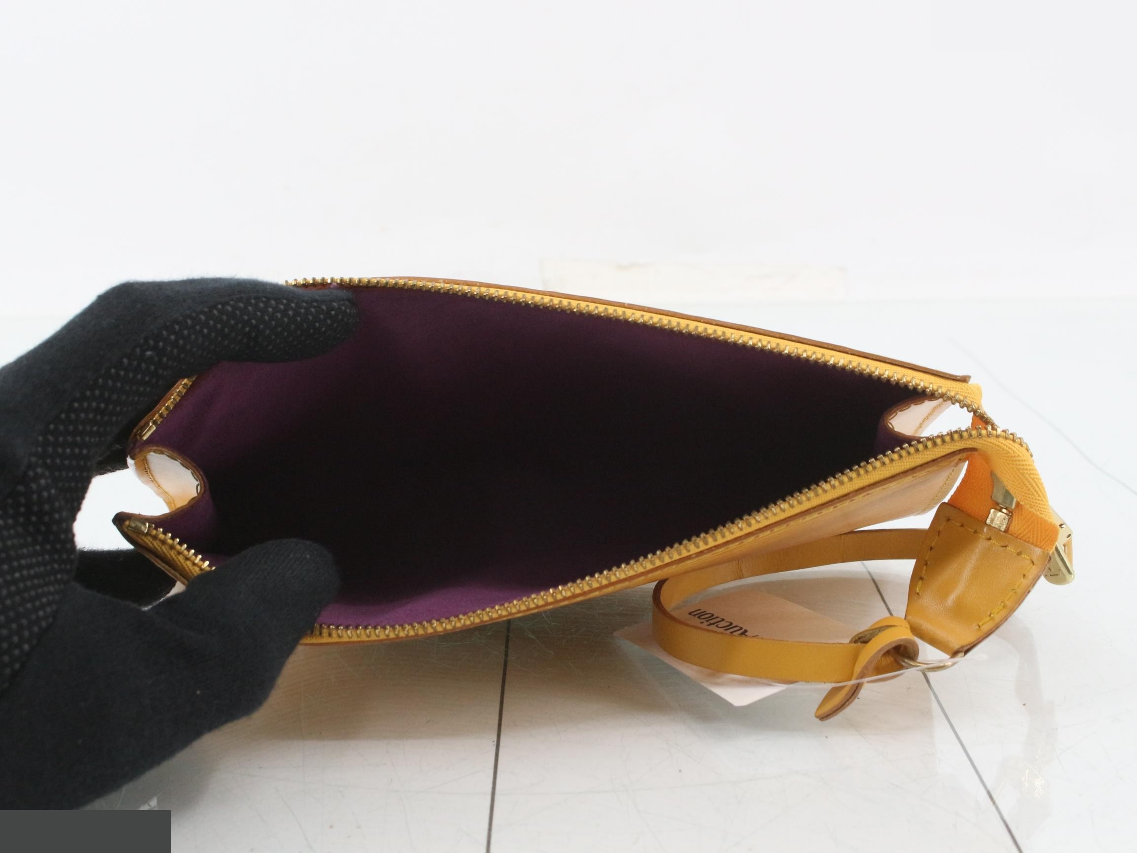 Epi Pochette Accessoires 21 Yellow — view 4