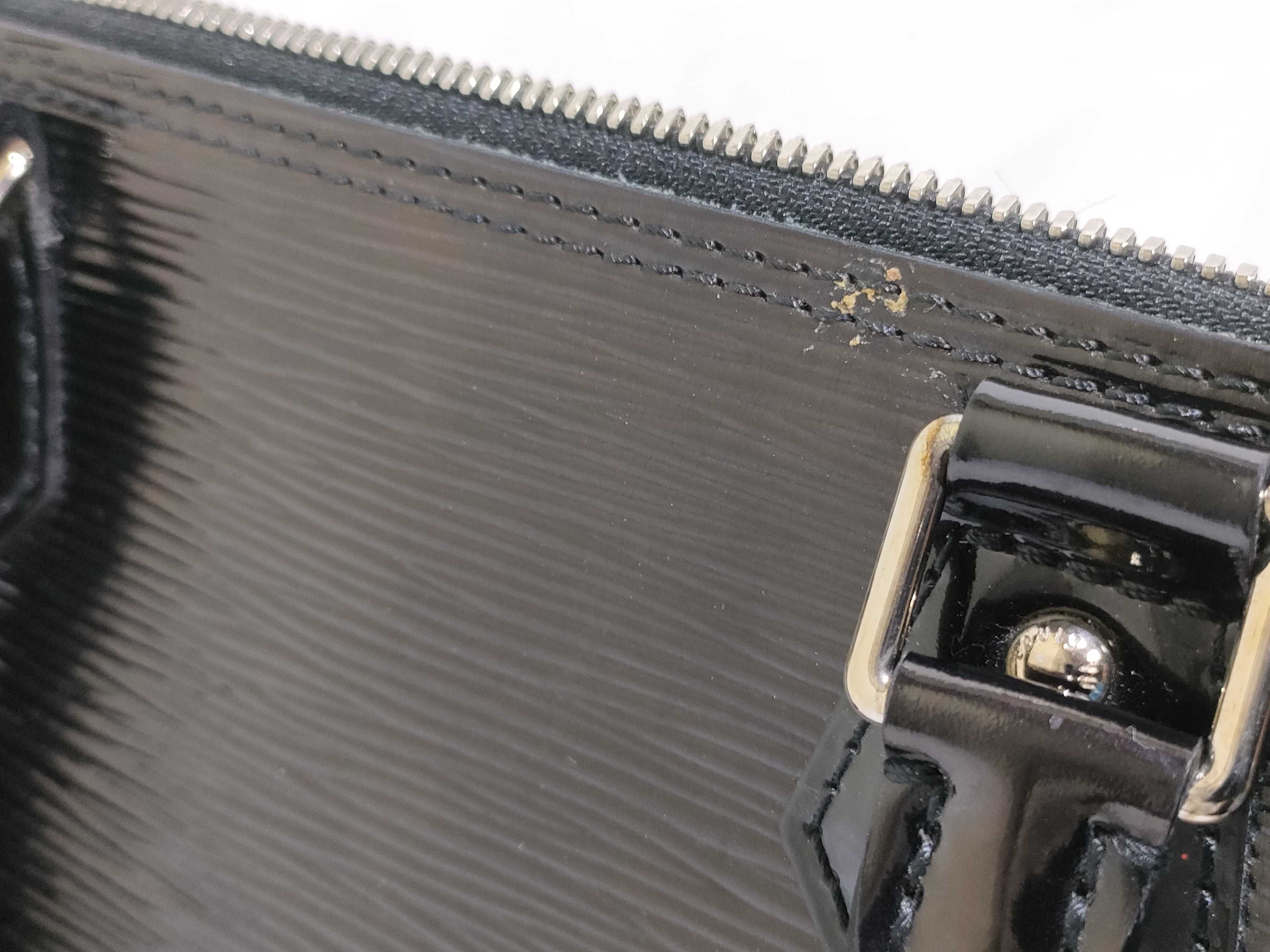 Epi ID- Epi Cowskin Alma GM M40452 Handbag — view 13