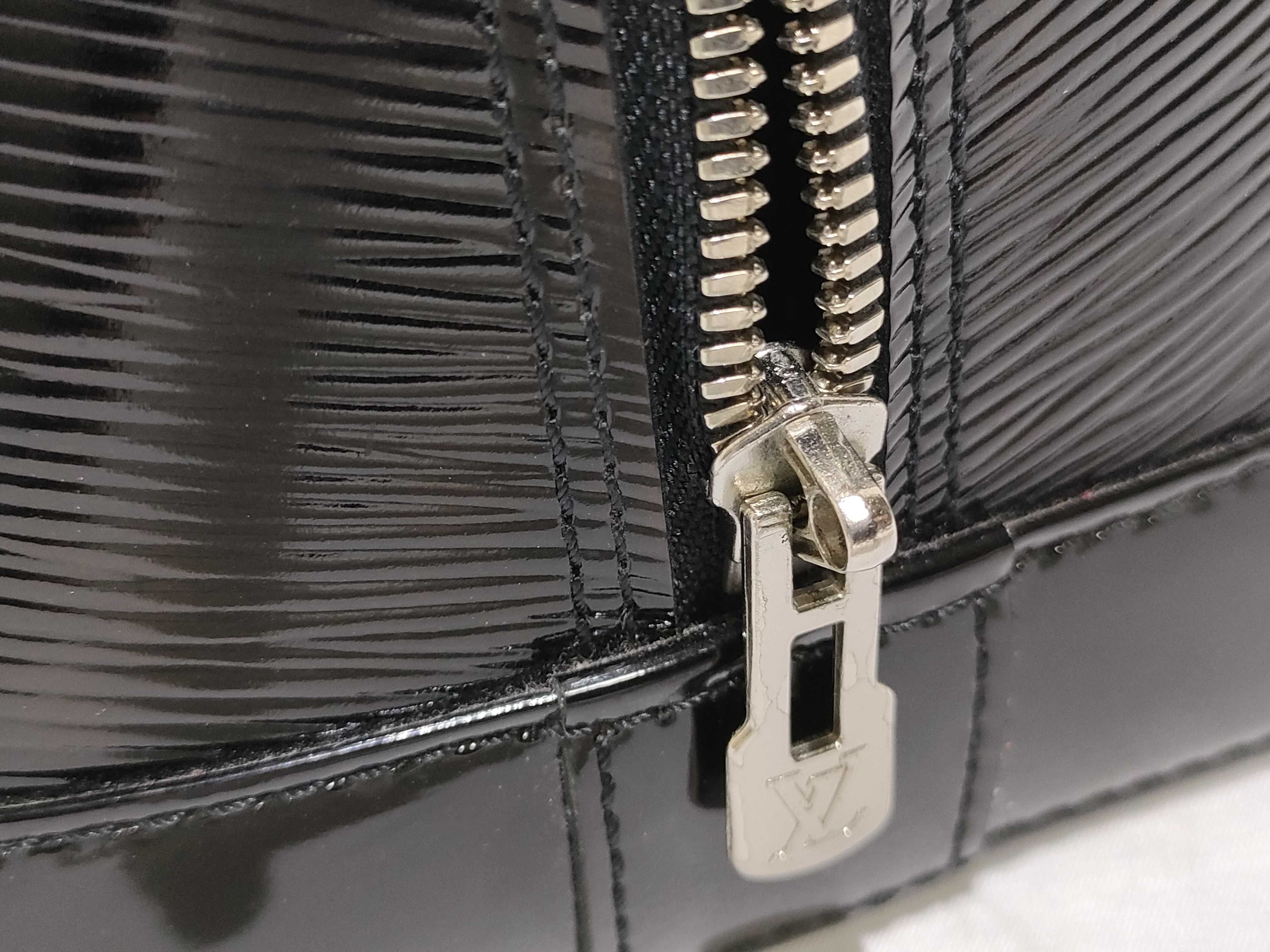 Epi ID- Epi Cowskin Alma GM M40452 Handbag — view 15