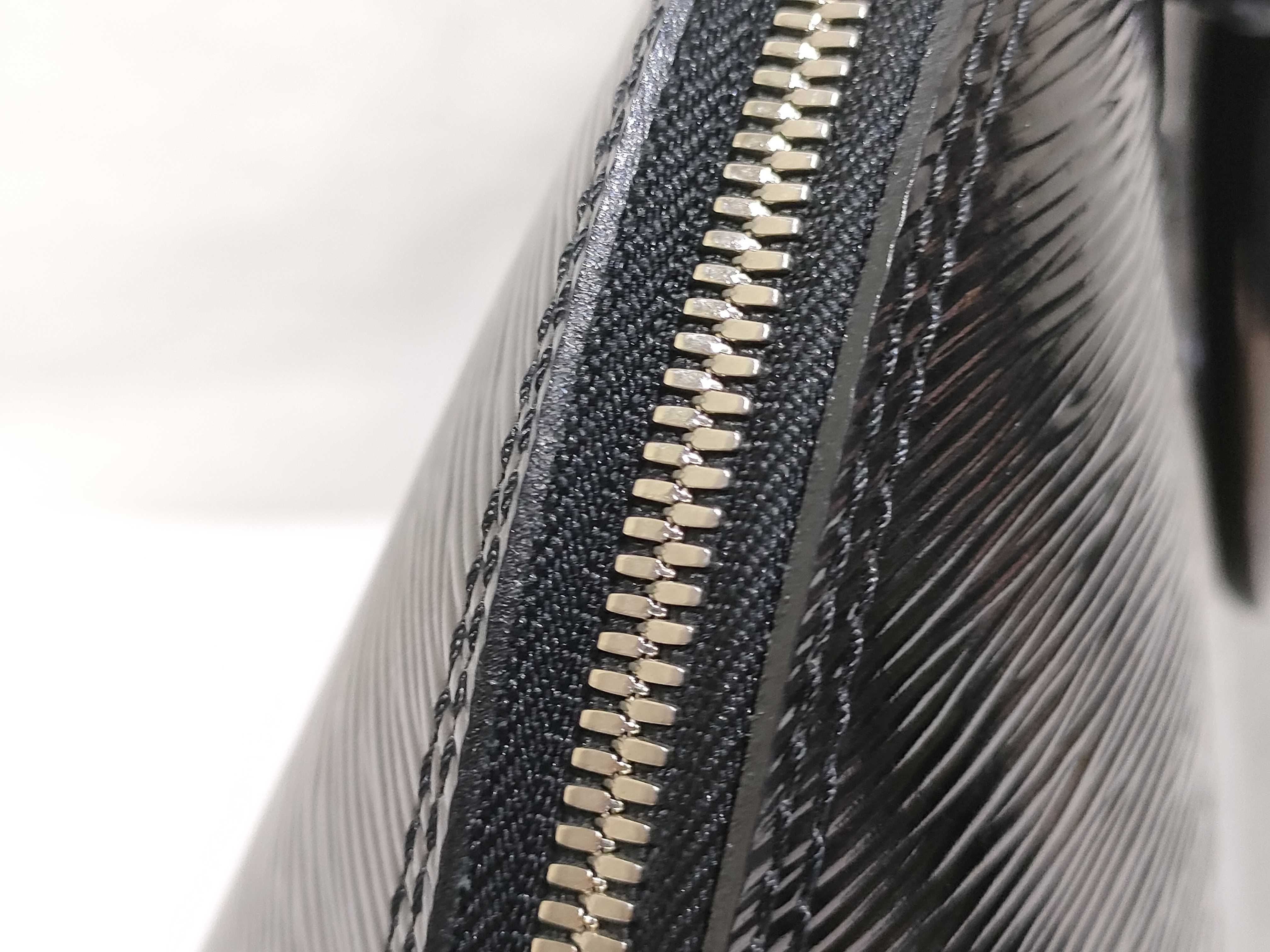 Epi ID- Epi Cowskin Alma GM M40452 Handbag — view 8