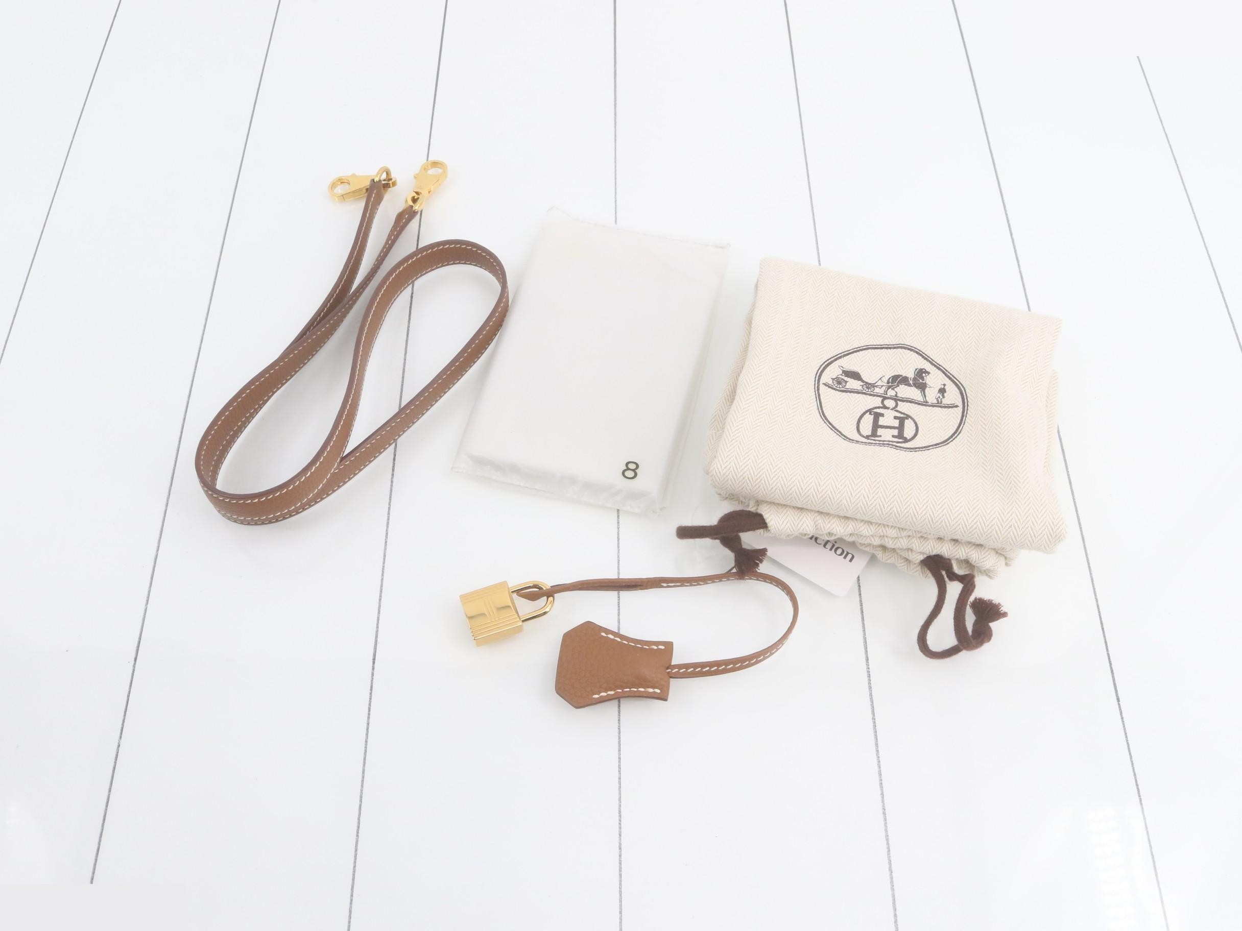 Kelly 28 Gold Shoulder Bag with Gold Hardware and D Stamp — view 8