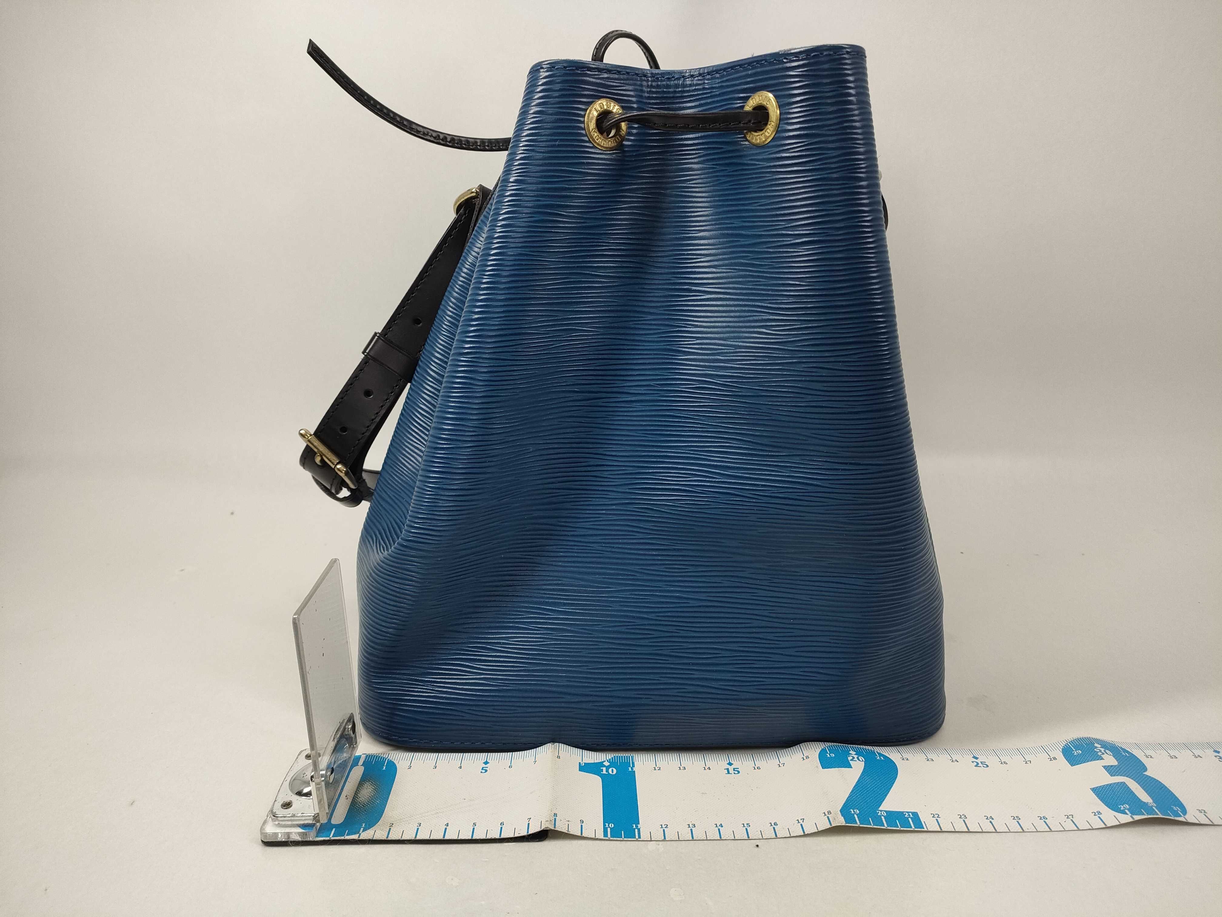 Epi Petit Noé Bicolor Shoulder Bag — view 2